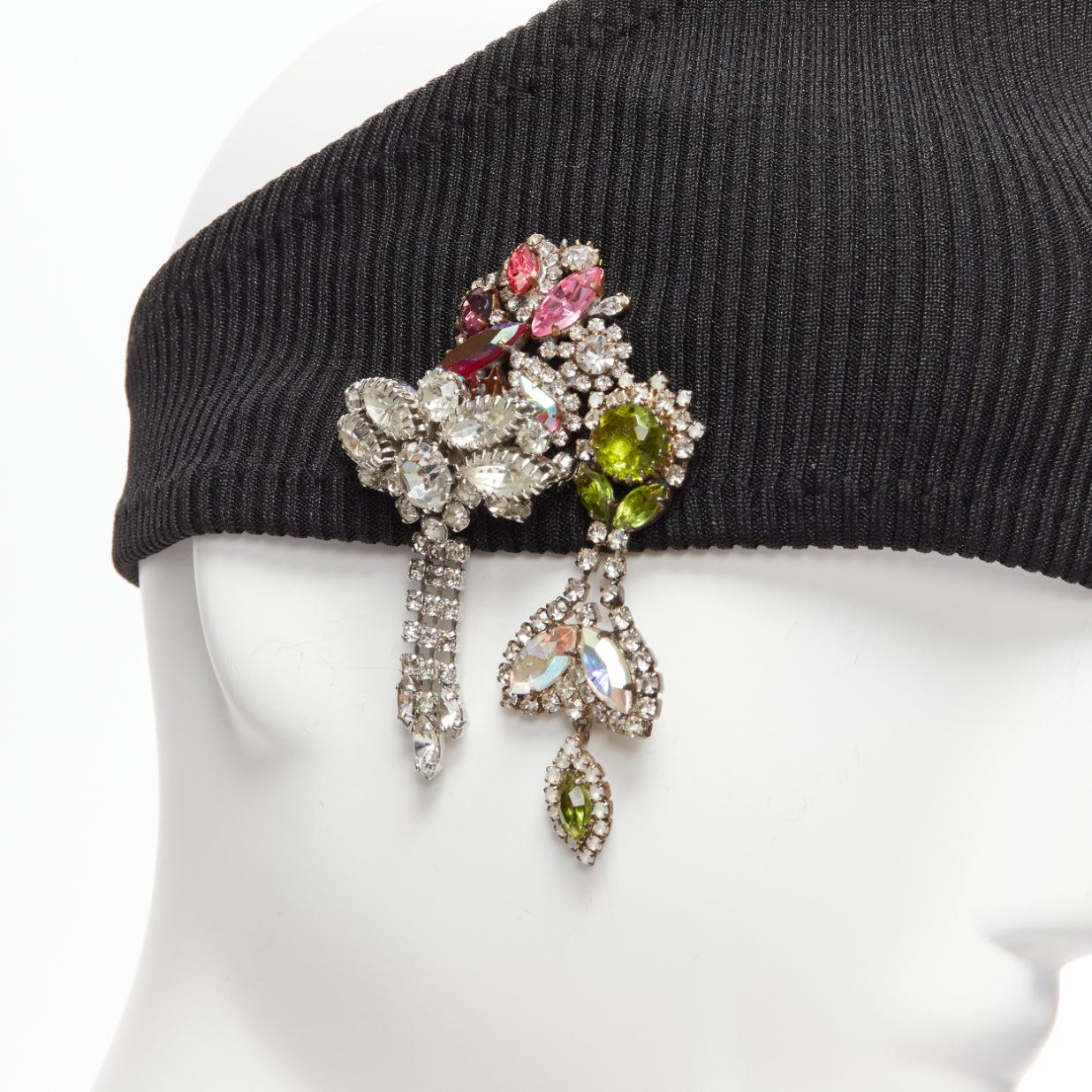 new MARINE SERRE Black Moon logo jewel brooch ribbed headband
Reference: BSHW/A00087
Brand: Marine Serre
Collection: Runway
Material: Fabric
Color: Black, Multicolour
Pattern: Solid
Closure: Elasticated
Lining: Black Fabric

CONDITION:
Condition: