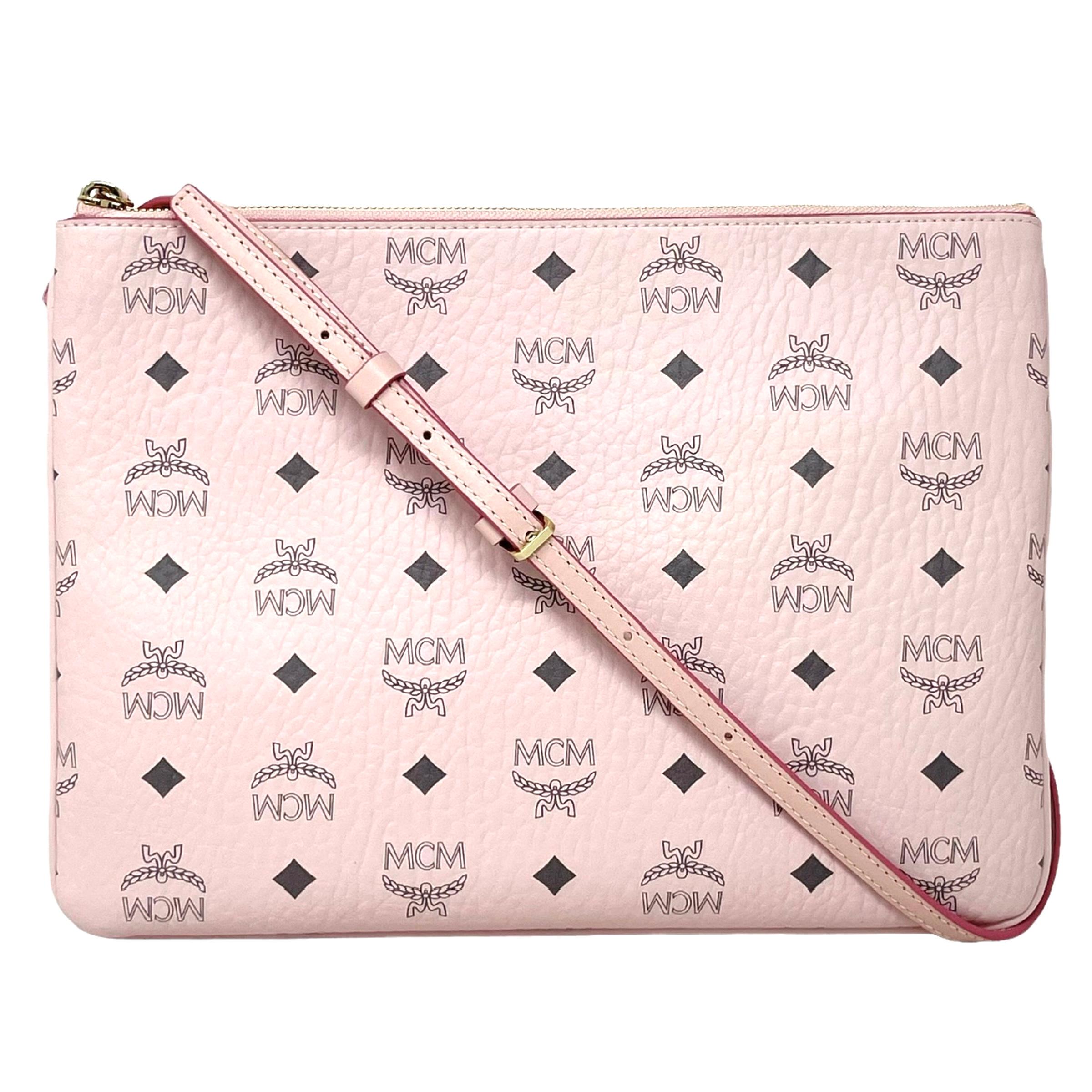 Neu MCM Rosa Visetos Monogramm Logo Leder Crossbody Tasche

Garantierte Echtheit

DETAILS
Marke: MCM
Zustand: Brandneu
Geschlecht: Frauen
Stil: Umhängetasche
Farbe: Rosa
Material: Leder
Monogramm MCM-Logo
Goldfarbene Hardware
Reißverschluss