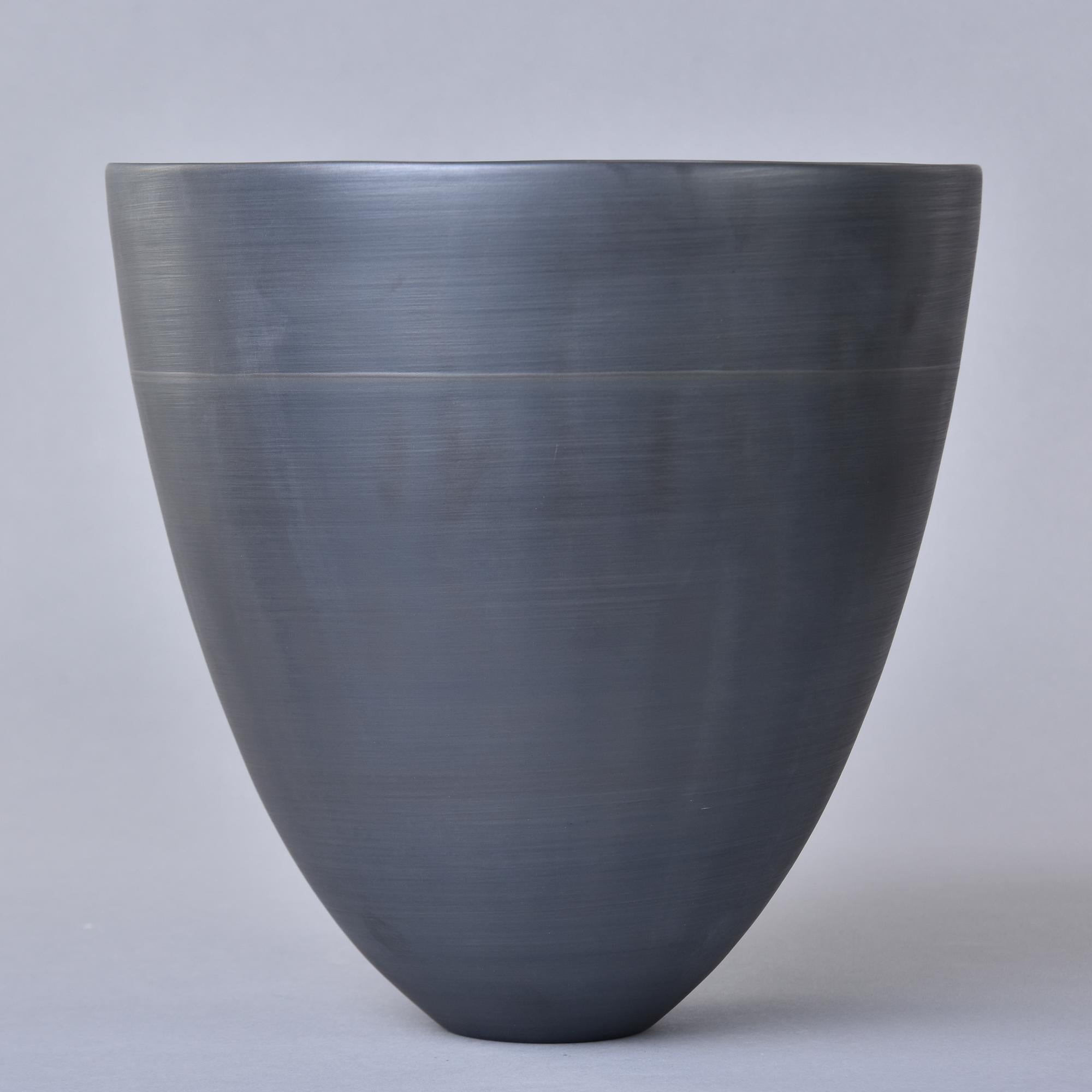 Neu Medium Rina Menardi Schwarz Cup Form Schüssel oder Vase (Moderne der Mitte des Jahrhunderts) im Angebot
