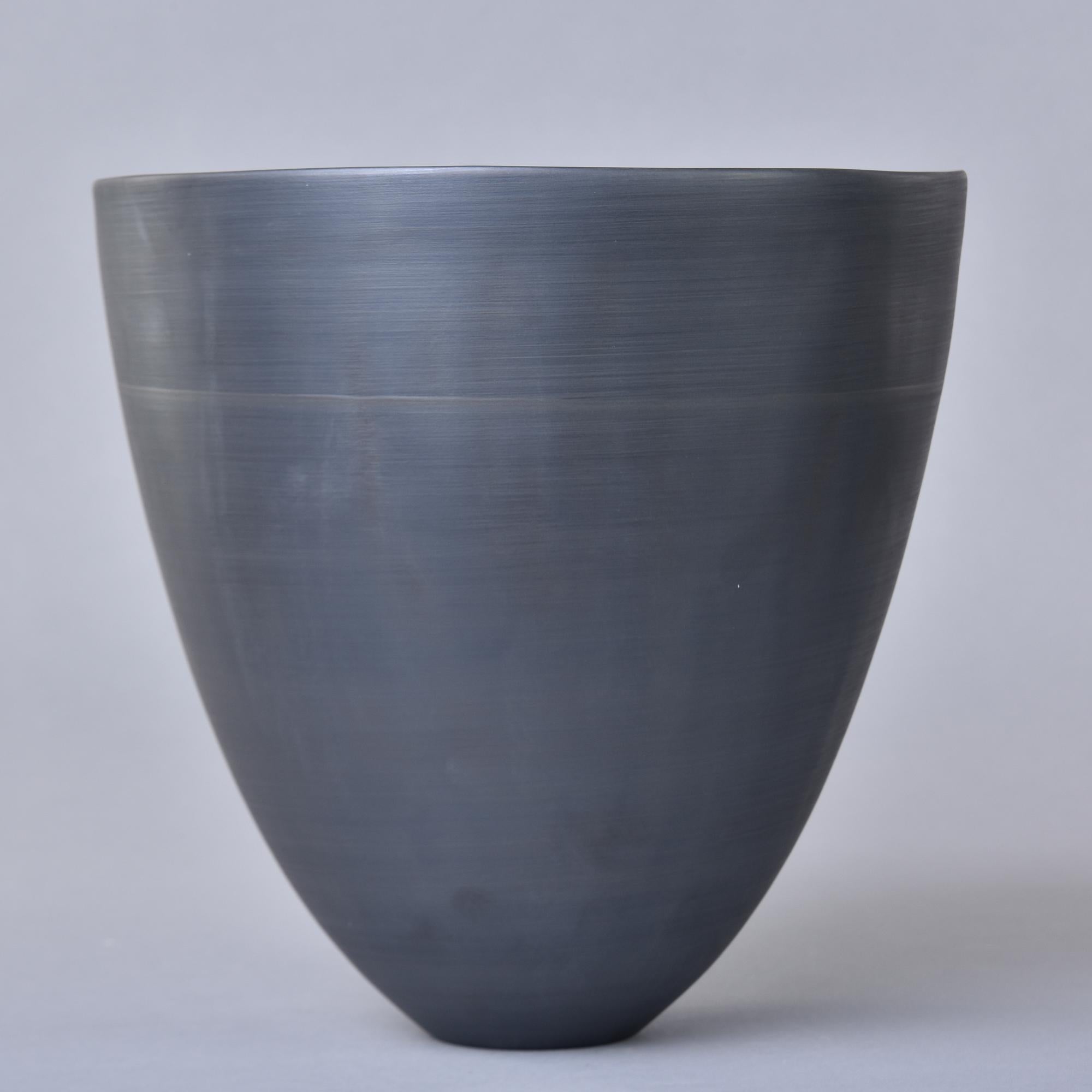 Neu Medium Rina Menardi Schwarz Cup Form Schüssel oder Vase im Zustand „Neu“ im Angebot in Troy, MI