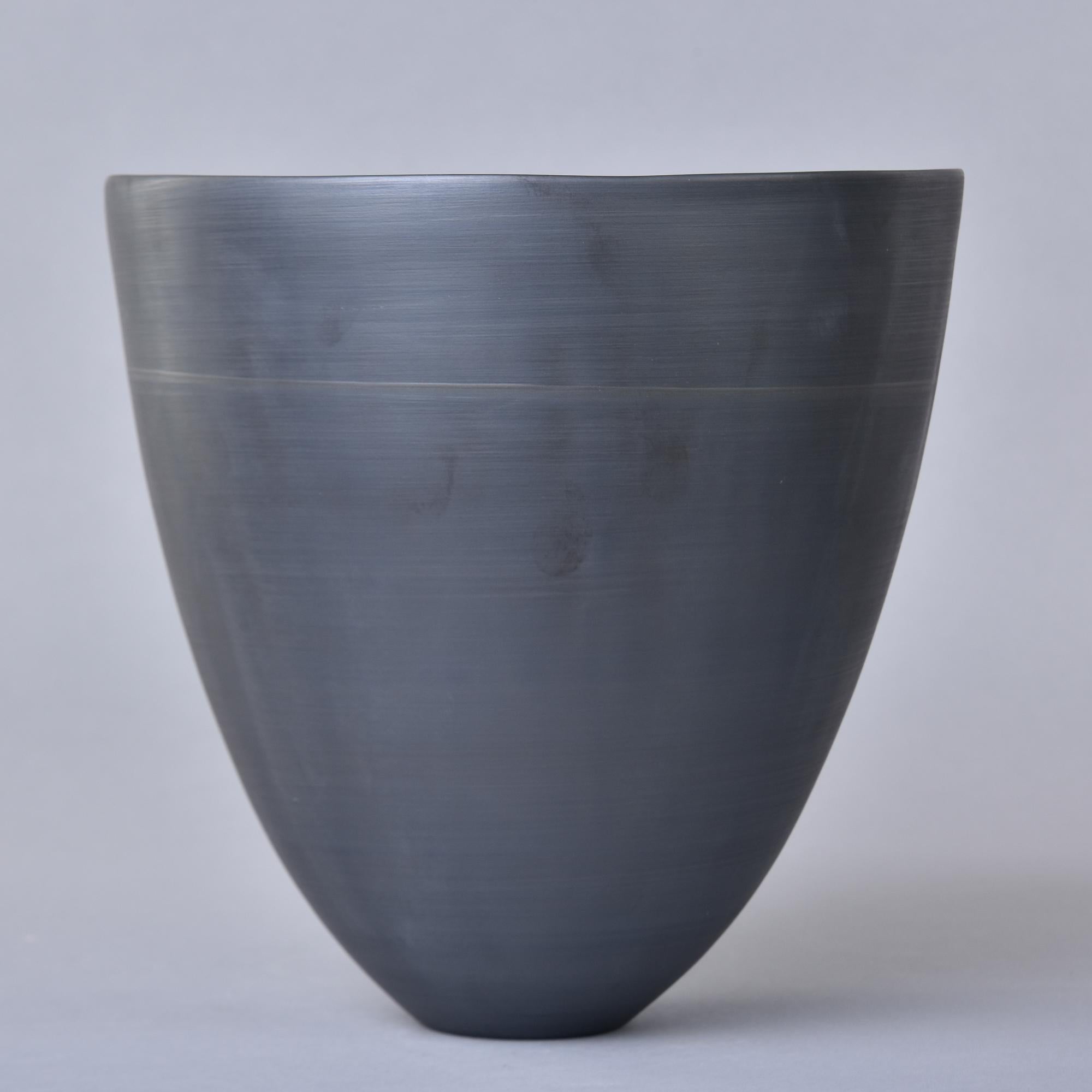 Neu Medium Rina Menardi Schwarz Cup Form Schüssel oder Vase (21. Jahrhundert und zeitgenössisch) im Angebot