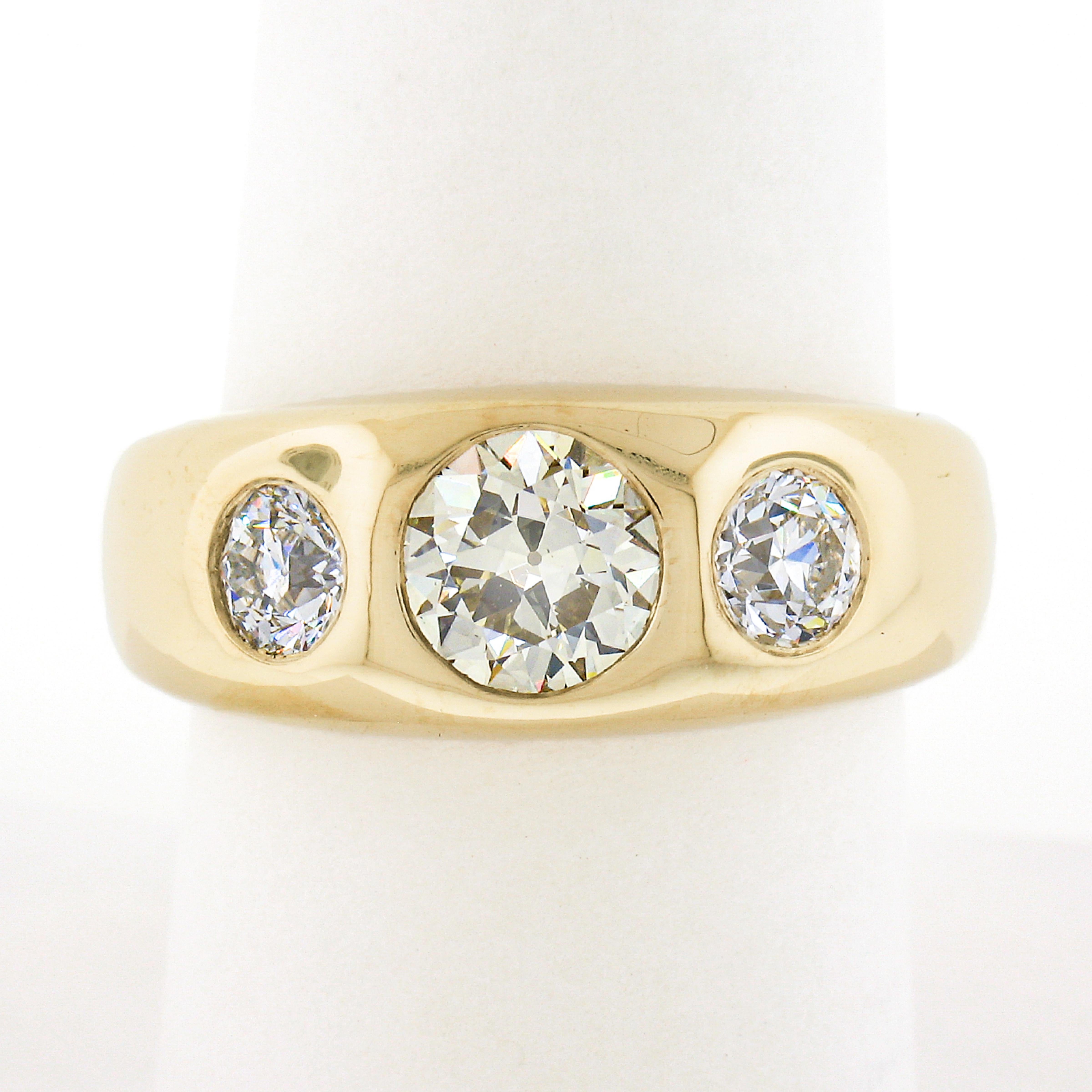 Cette bague à anneau gitane pour homme est nouvellement fabriquée en or jaune 18 carats massif et comporte 3 diamants anciens de très belle qualité, soigneusement sertis à l'affleurement sur sa partie supérieure bombée. Le diamant central a été