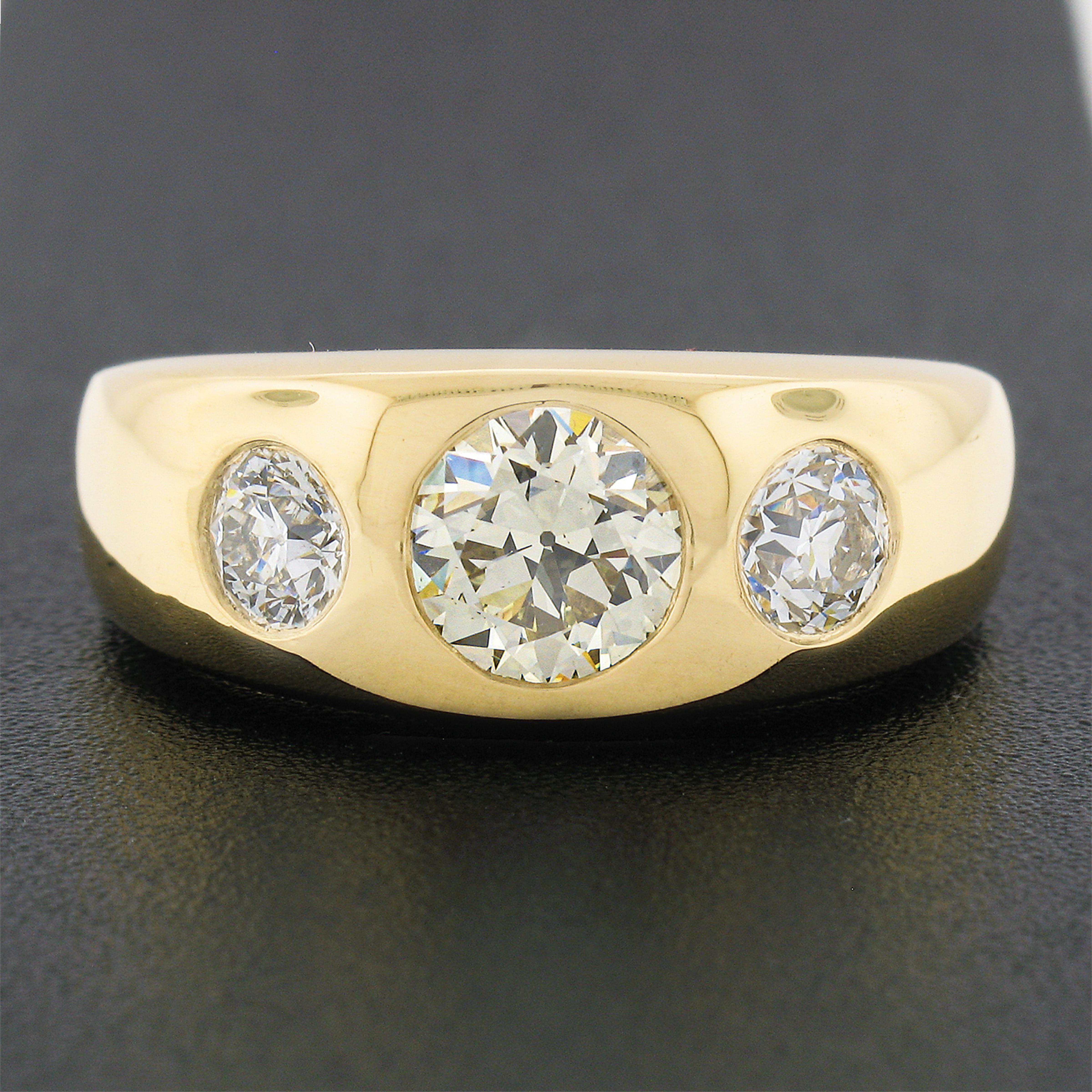 Taille vieille Europe NEW Mens 18K Yellow Gold 1.96ct GIA Old European Diamond 3 Stone Gypsy Band Ring en vente