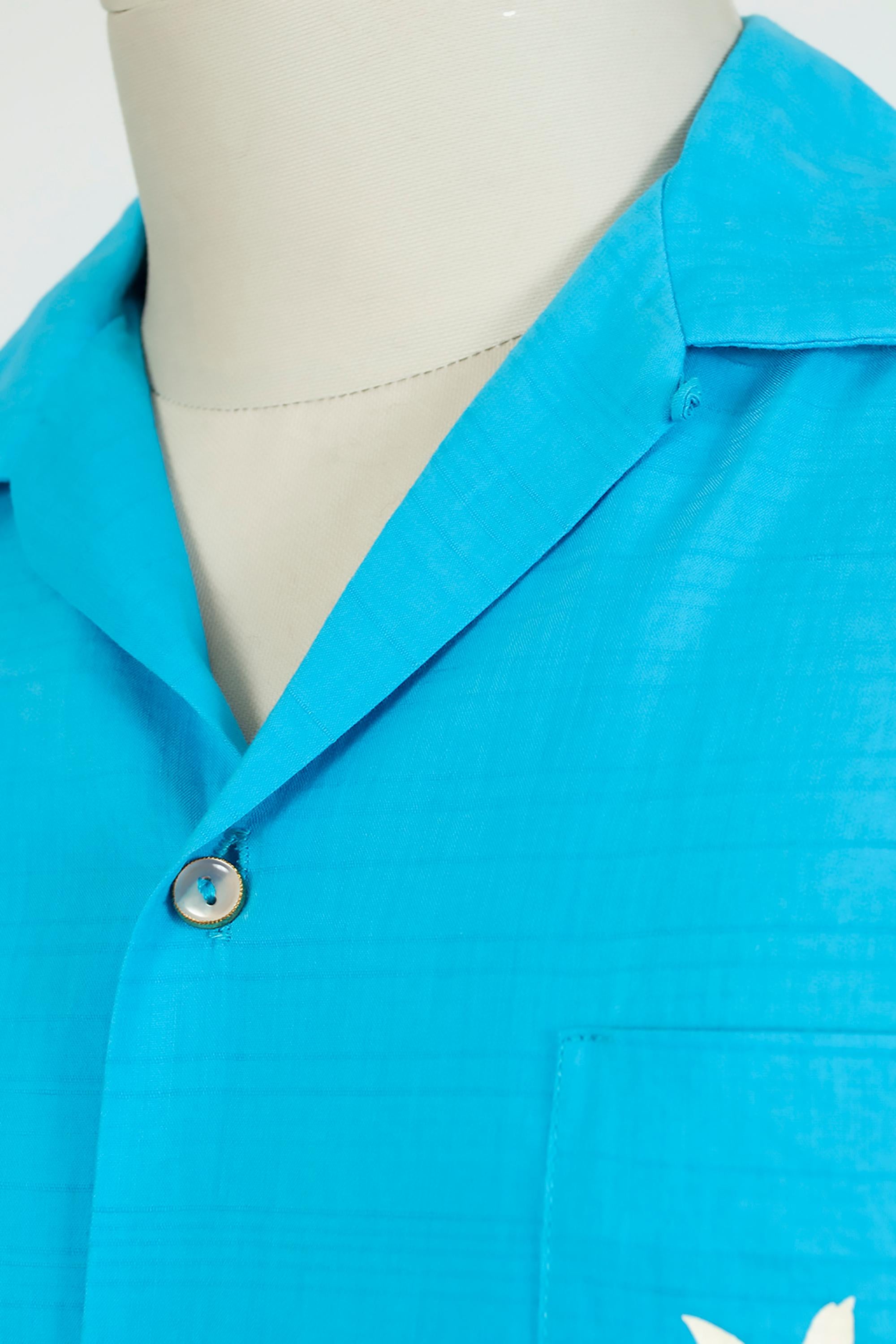Blue New Men's Turquoise Iolani Sportswear Hawaiian Footprint Surf Shirt - S, 1950s For Sale