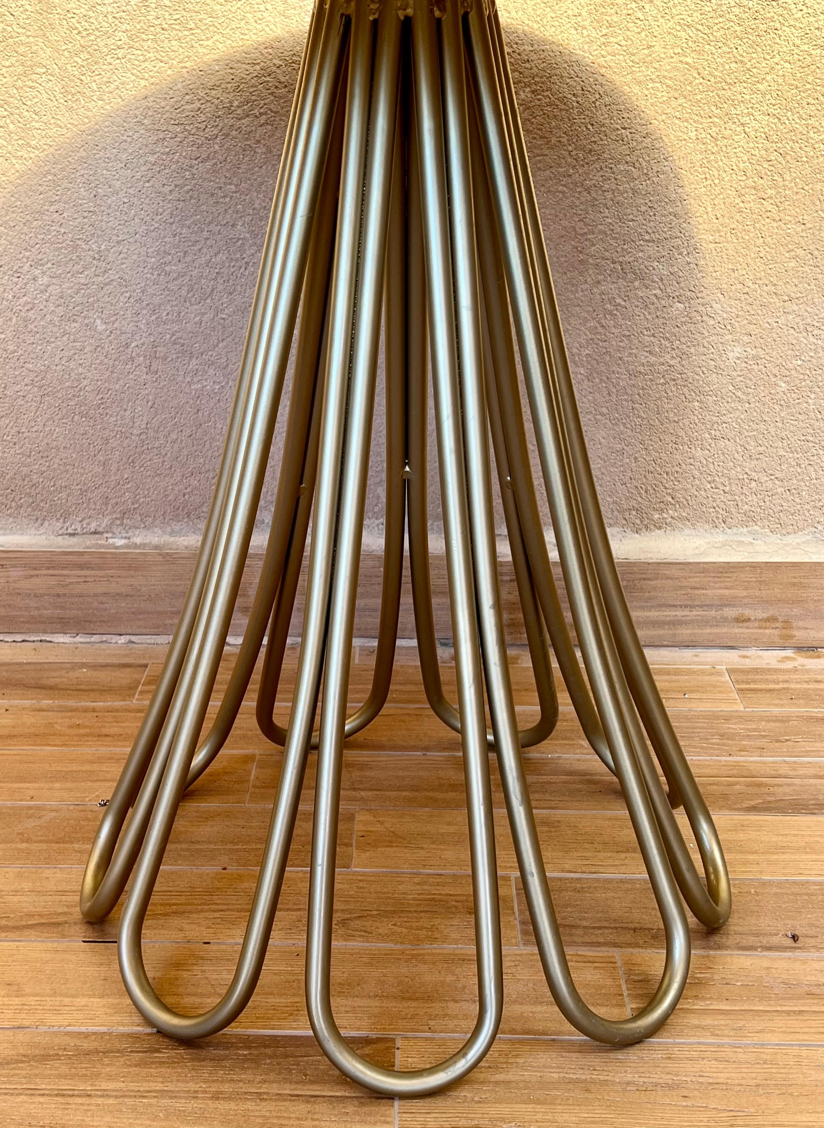 Nueva Mesa Auxiliar Fleur de Metal con Tablero de Madera de Roble para Interior y Exterior Siglo XXI y contemporáneo en venta