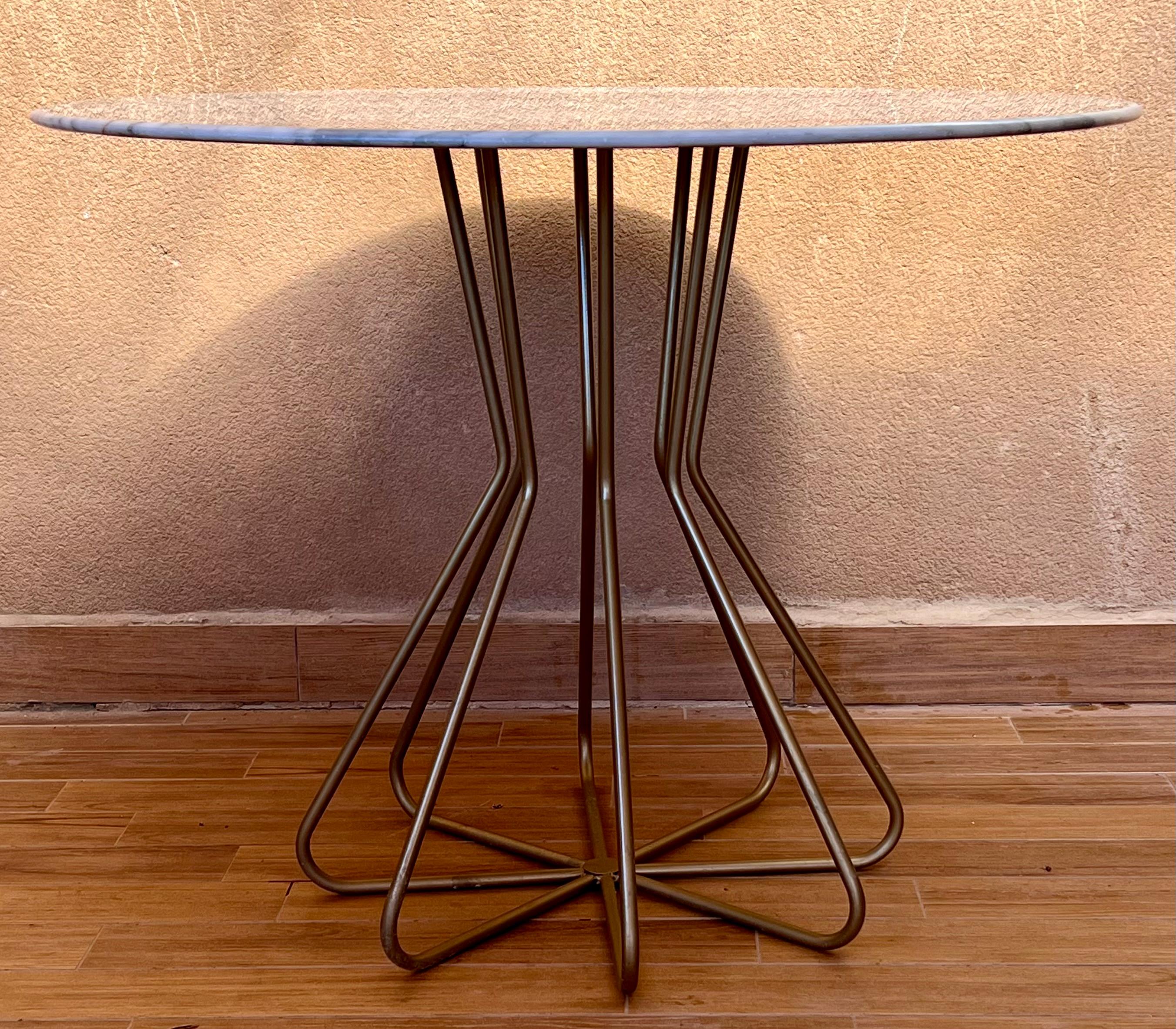 Table d'appoint Fleur en métal neuf avec plateau en marbre blanc, intérieure et extérieure Neuf - En vente à Miami, FL