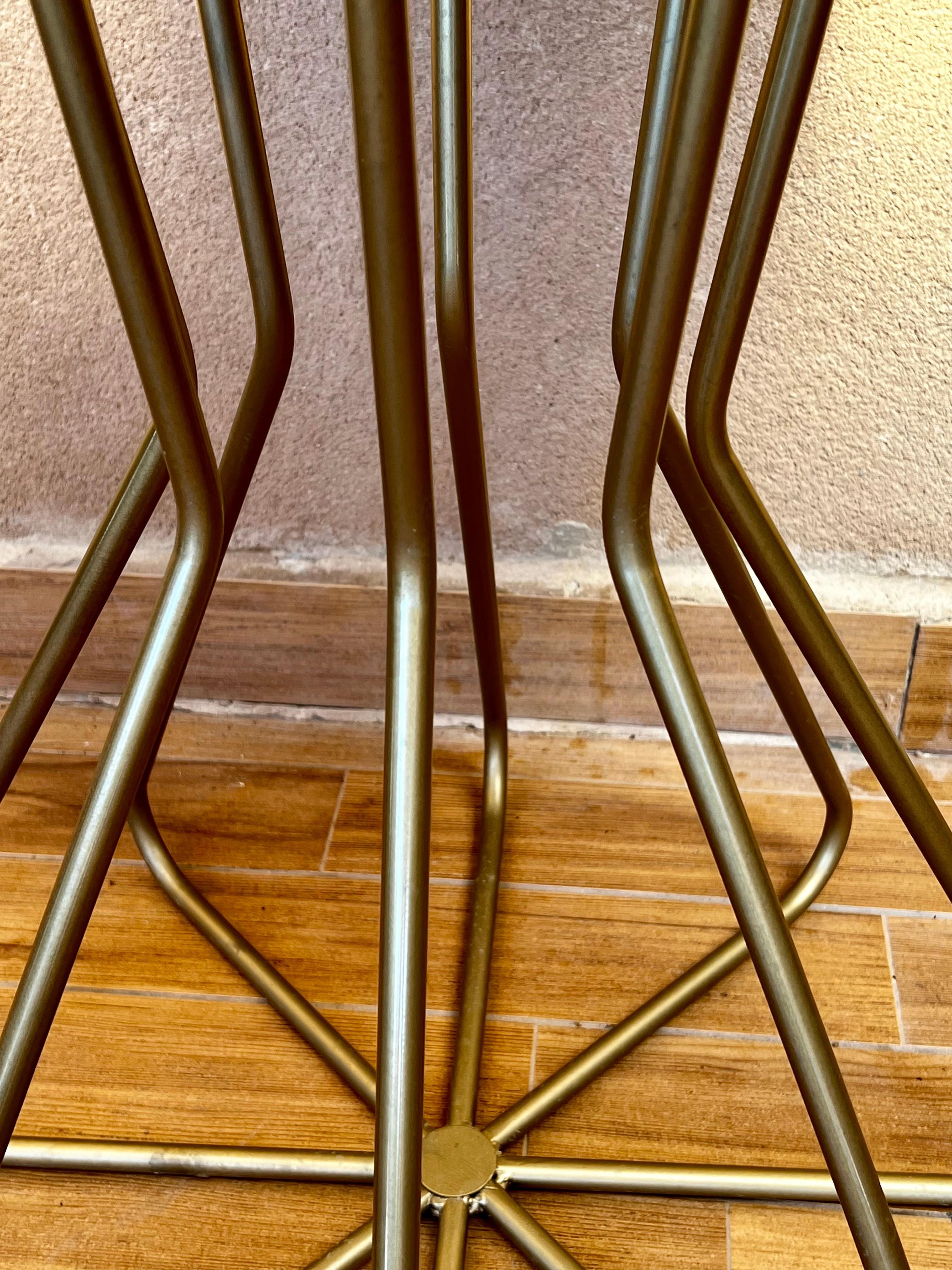 Métal Table d'appoint Fleur en métal neuf avec plateau en marbre blanc, intérieure et extérieure en vente