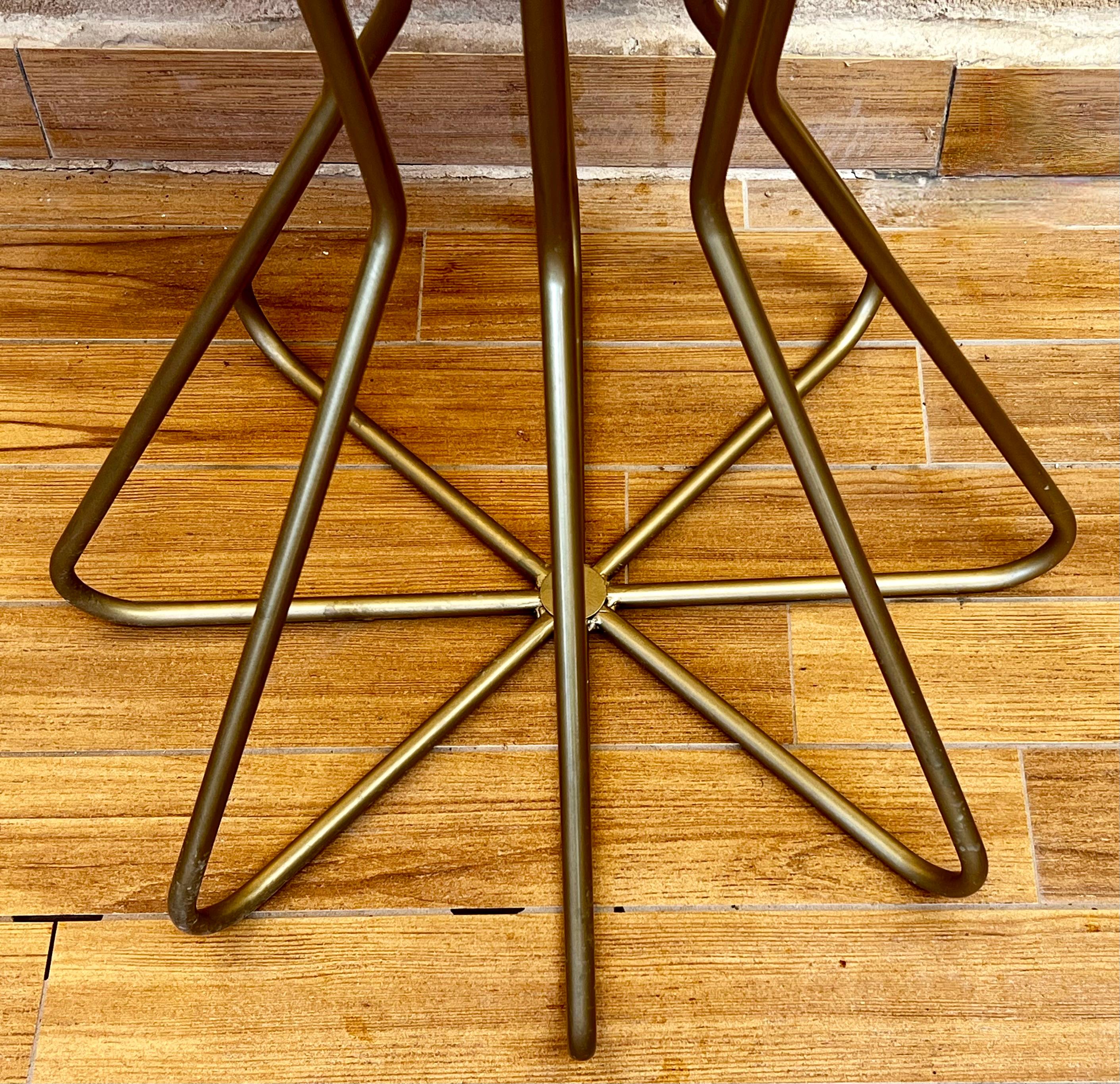 Table d'appoint Fleur en métal neuf avec plateau en marbre blanc, intérieure et extérieure en vente 1