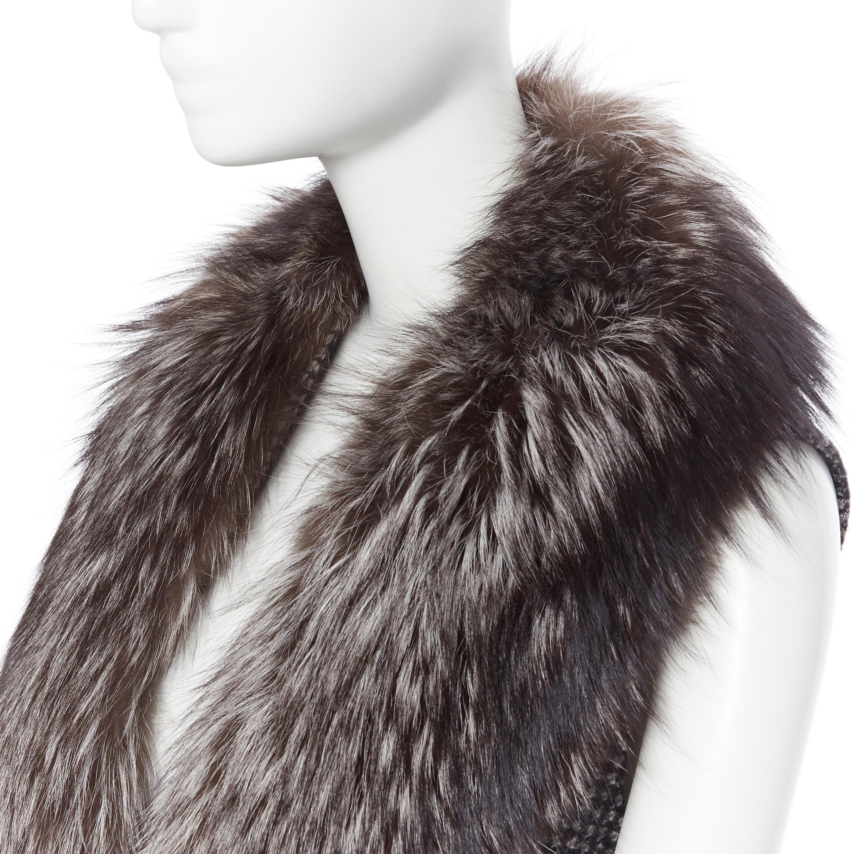 new MICHAEL KORS COLLECTION AW17 fox fur collar grey checked wool vest US2 XS 
Reference: LNKO/A01204 
Brand: Michael Kors 
Collection: Fall Winter 2017 
Material: Wool 
Color: Grey 
Pattern: Check 
Extra Detail: Llama wool silk blend. Genuine fox