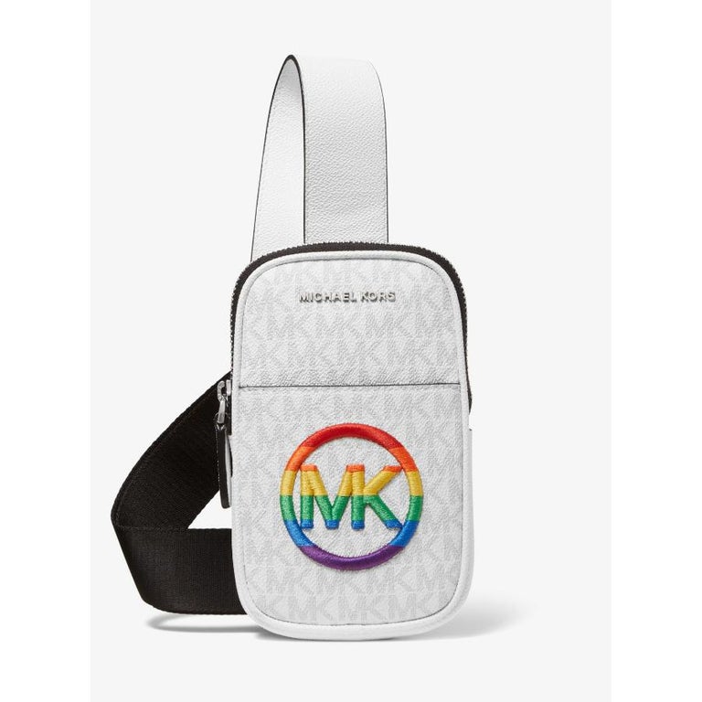 Michael Kors - Sac à bandoulière porte- téléphone « Pride Hudson » en toile  avec monogramme, blanc, état neuf - En vente sur 1stDibs