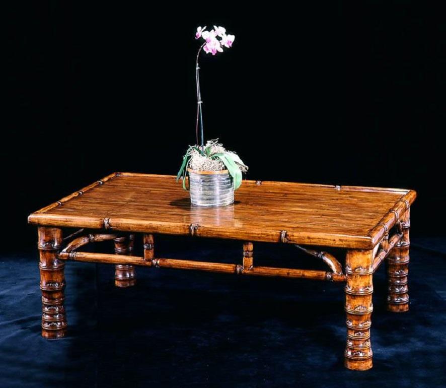 Cette grande table basse rectangulaire en érable de style Ming chinois est un meuble exquis qui présente un mélange harmonieux d'élégance et d'artisanat traditionnel. Il est conçu avec une forme rectangulaire, offrant une surface