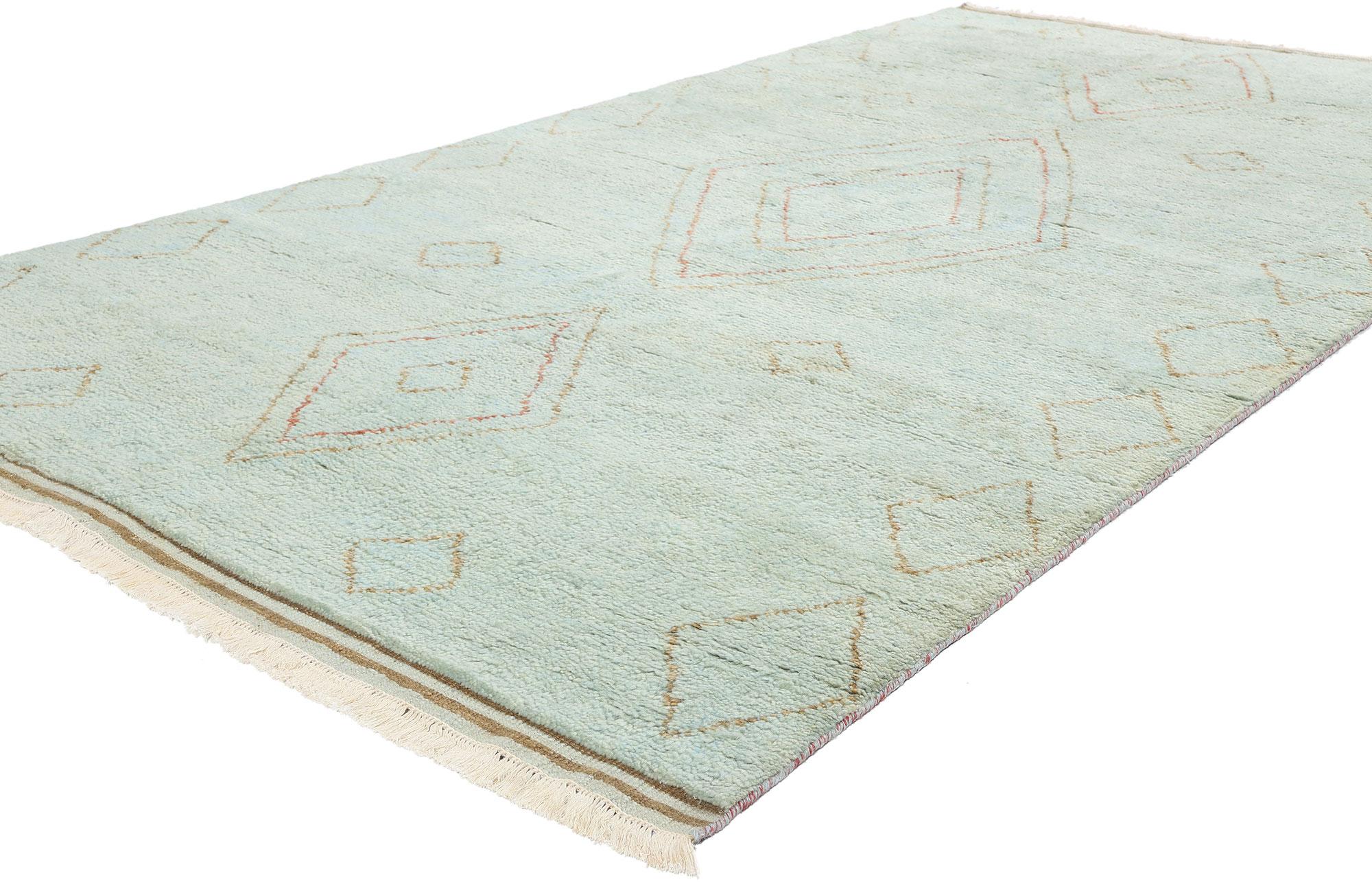 31315 Mint Desert Diamonds Modern Moroccan Rug, 05'03 x 09'10. Treten Sie mit dem marokkanischen Teppich Mint Desert Diamonds in eine heitere Welt ein, in der die beruhigenden Farben von Mintgrün mühelos mit der zeitgenössischen Eleganz des