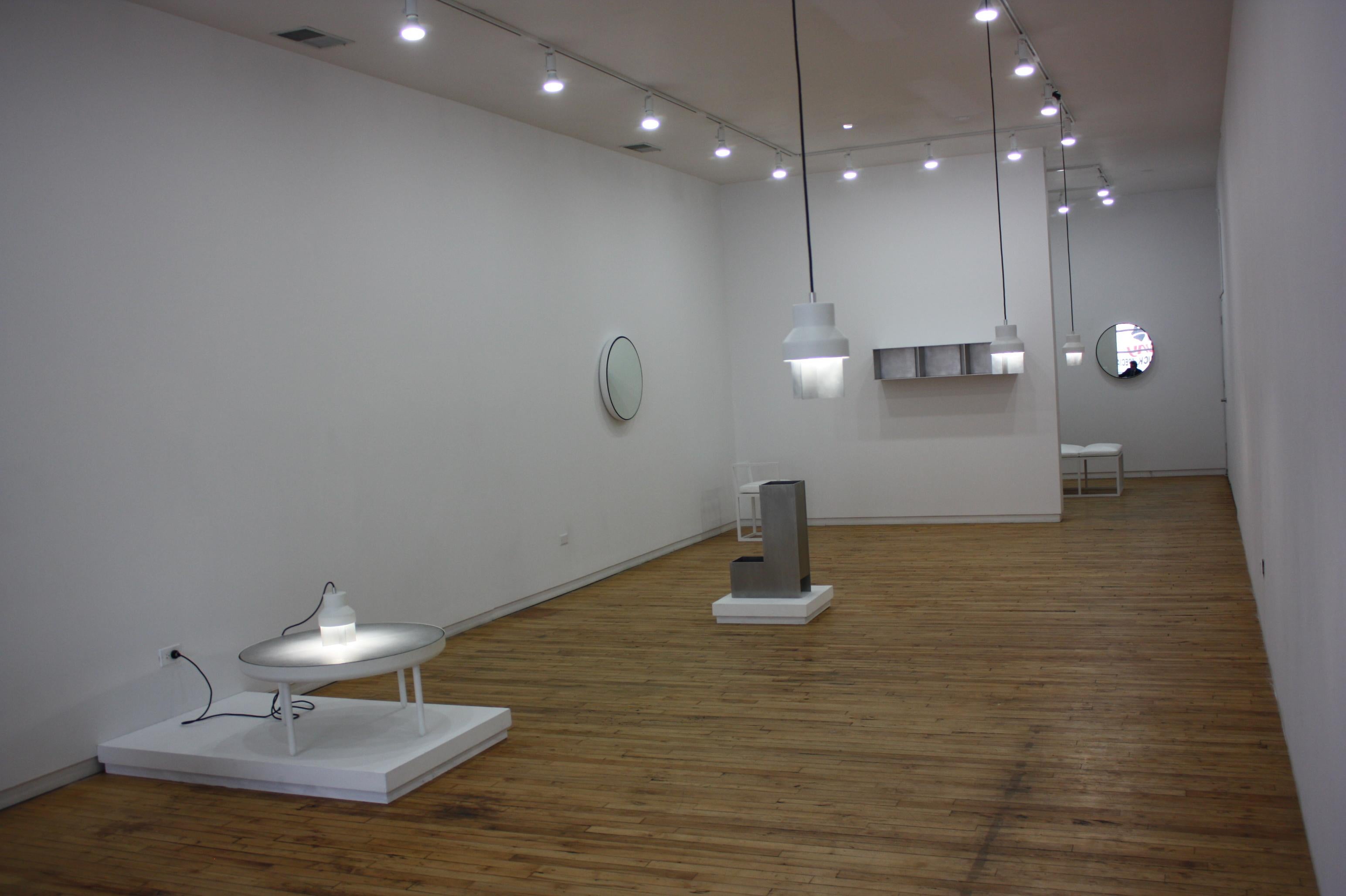 Le nouveau miroir est fabriqué en aluminium filé et revêtu de poudre avec un verre réfléchissant de 1/4