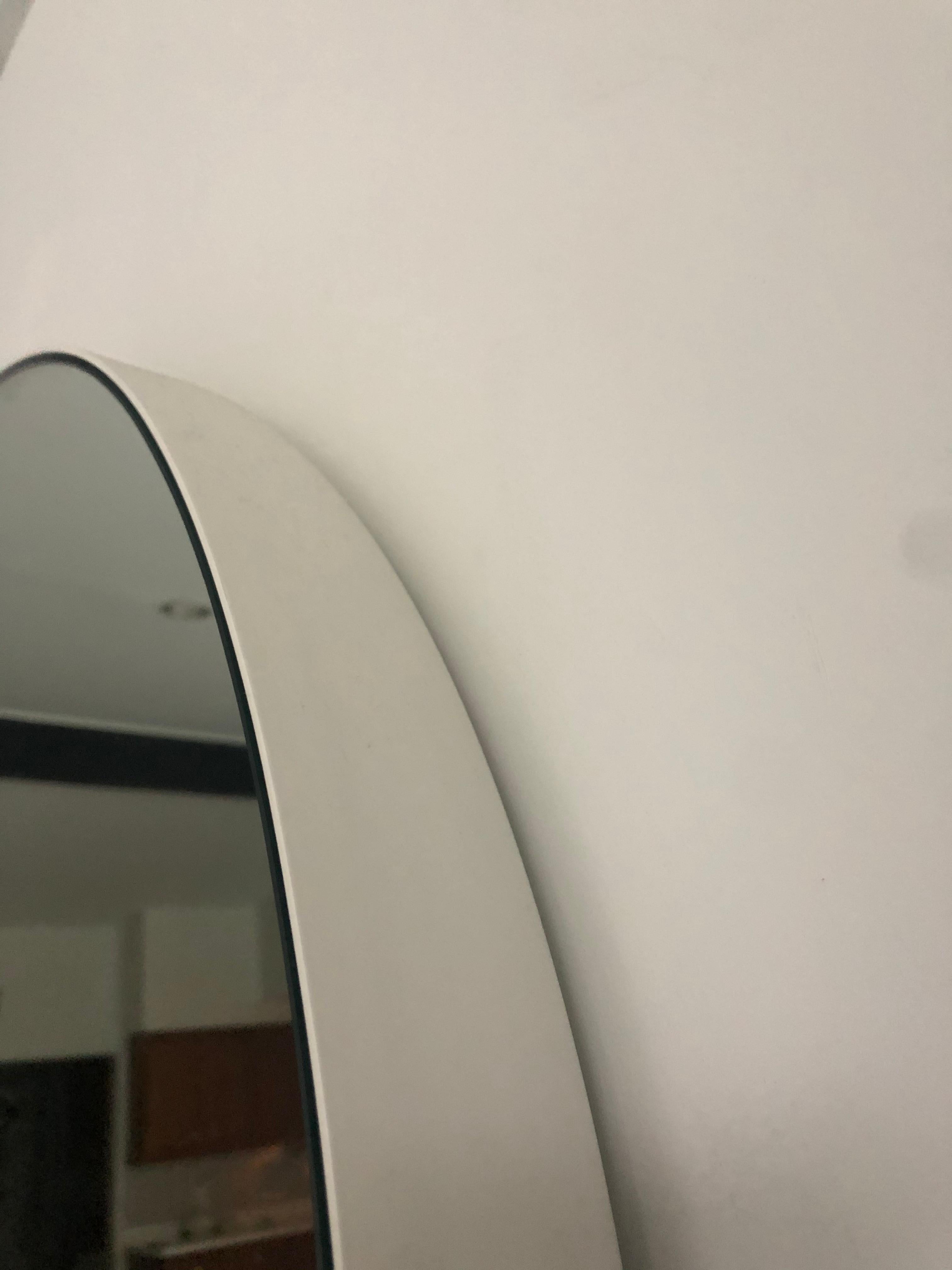 Poudré Nouveau miroir de Jonathan Nesci en aluminium filé et revêtu et en verre réfléchi en vente