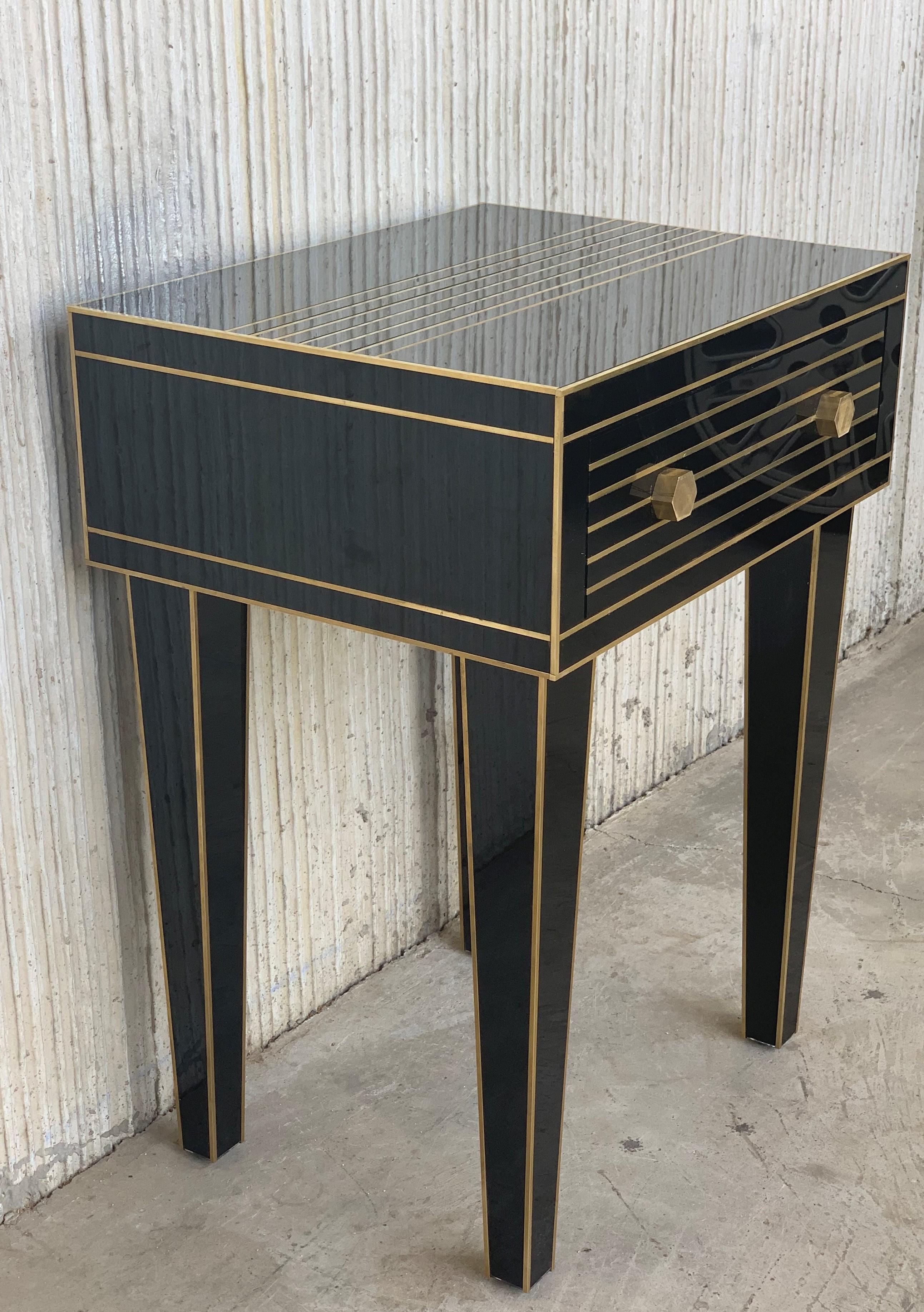 New pair of mirrored nightstands in black mirror and chrome.
Beautiful pair of nightstands with mirrored finished drawers.
Brass handle.

Price per item.