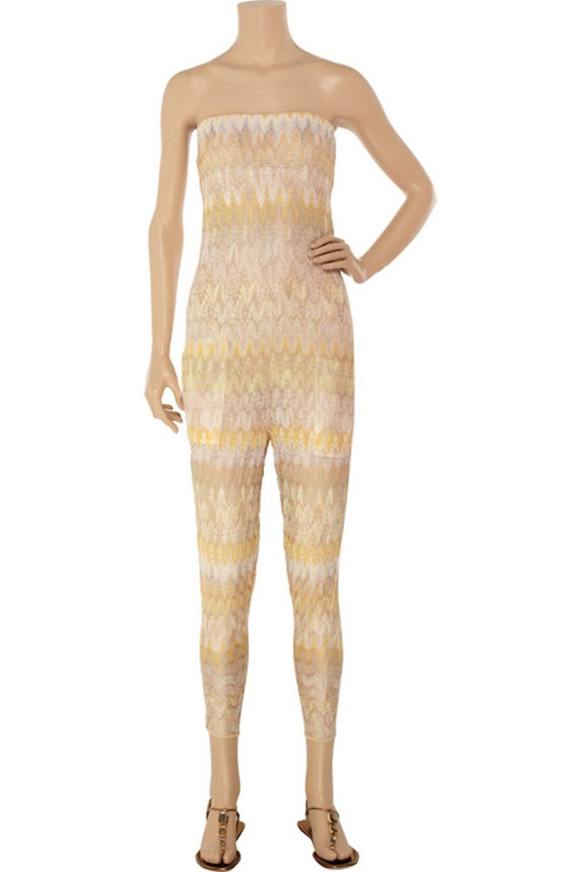 Der trägerlose Jumpsuit von Missoni Mare ist eine elegante Wahl für ein Mittagessen nach dem Schwimmen. Es wurde in Italien aus Häkelstrick in schönen Pastellfarben hergestellt und ist so bequem und doch stilvoll. 


DETAILS:

    Schöne pastellrosa