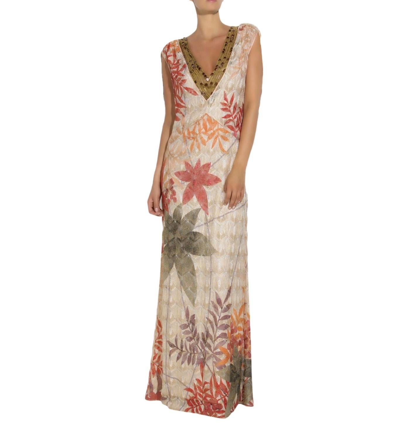 La robe en maille multicolore de Missoni est une pièce d'investissement sensationnelle, remarquez l'imprimé botanique audacieux et l'encolure perlée spectaculaire. Ce modèle luxueux et sans effort ne nécessite que peu d'ornements. Il suffit
