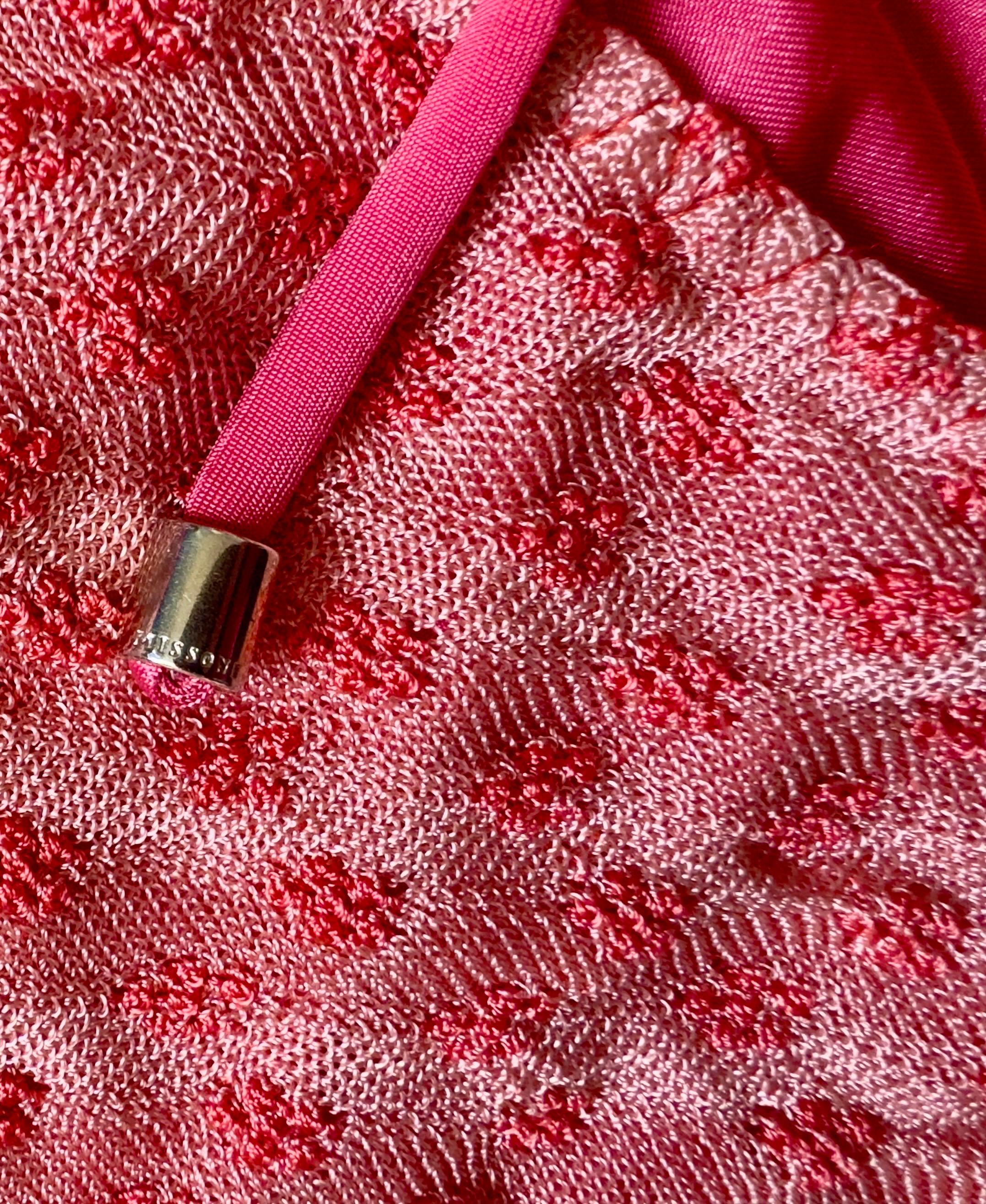 Aus luxuriösen Strickelementen gefertigt, entwirft Missoni diesen atemberaubenden Strickbikini in klassischer Triangel-Silhouette mit einem rosa Ton-in-Ton-Kontrastbesatz - der perfekte Bikini für den luxuriösen Abend am Pool.

DETAILS:

Edler