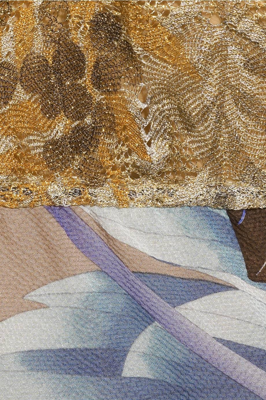 

    Klassisches MISSONI Signature Zickzack-Häkelstrick-Überkleid
    Einfach überstreifen
    Erstaunliche goldmetallische Häkelarbeit
    Mehrfarbiger floraler Chiffonbesatz
Diskretes Label mit 