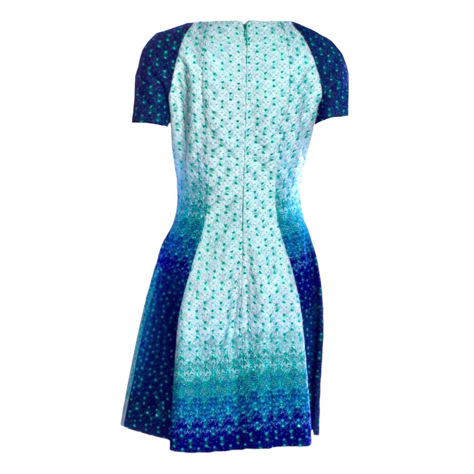 In diesem Kleid von Missoni werden Sie schillern. Dieser wunderbare Stil, der den aktuellen Wassertrend mühelos aufgreift, hat dank der atemberaubenden Verschmelzung von meergrünen und azurblauen Farbtönen einen Unterwasserschimmer. Tragen Sie ihn