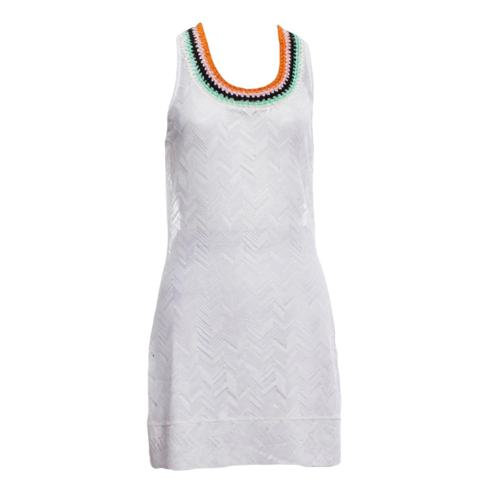 Dieses umwerfende weiße Kleid von Missoni wurde in Italien aus dem für die Marke charakteristischen Chevron-Strick gefertigt und mit mehrfarbigen Häkelstrickdetails verziert. Werfen Sie es über Ihren Lieblingsbikini für ein fabelhaftes Mittagessen