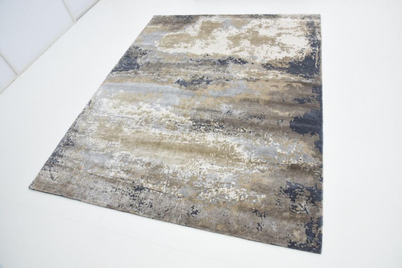 New Modern Abstract Design Wool and Silk Rug For Sale 4