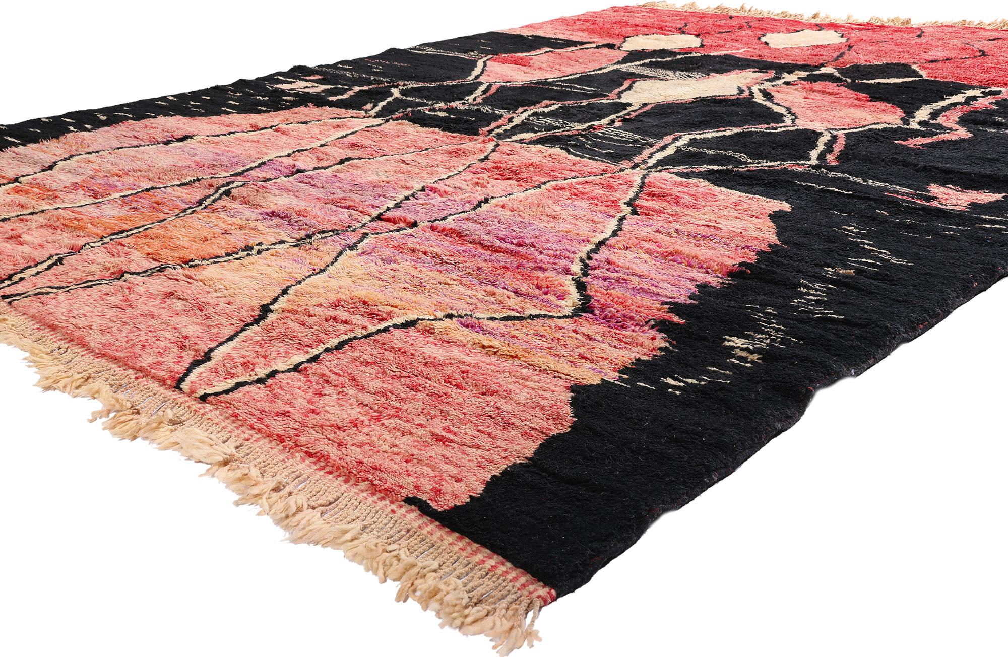 21648, nouveau tapis berbère marocain contemporain de style tribal. Avec son design expressif et audacieux, ses détails et sa texture incroyables, ce tapis berbère marocain contemporain en laine nouée à la main est une vision captivante de la beauté
