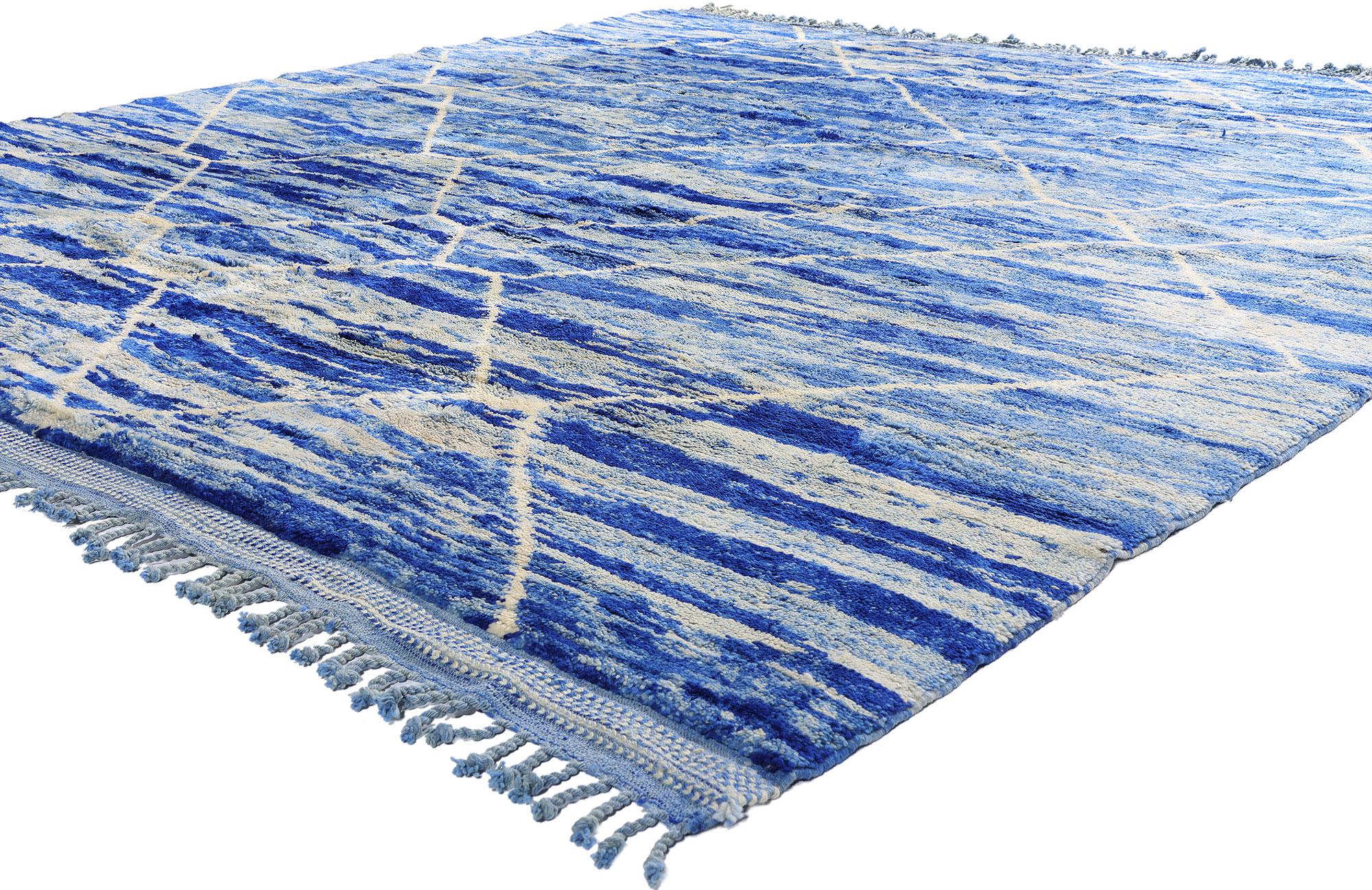 21151 nouveau Tapis berbère marocain contemporain de style bohème postmoderne 11'00 x 11'09. Avec sa simplicité, ses poils pelucheux et ses vibrations bohémiennes du milieu du siècle, ce tapis berbère marocain contemporain en laine nouée à la main