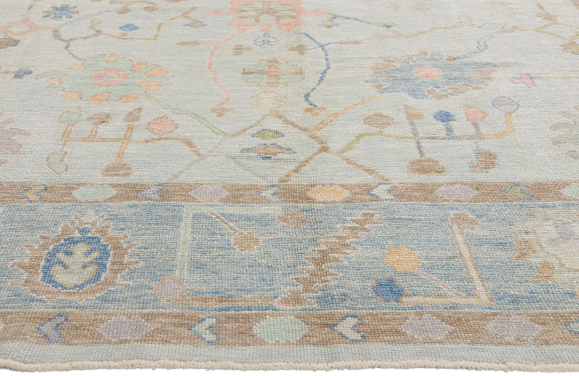 54013 New Modern Light Gray Turkish Oushak Rug, 10'00 x 13'03. Tissé avec révérence et vision, ce tapis turc Oushak en laine nouée à la main offre une expérience imprégnée d'une beauté raréfiée et d'un prestige héréditaire. Son champ lumineux gris