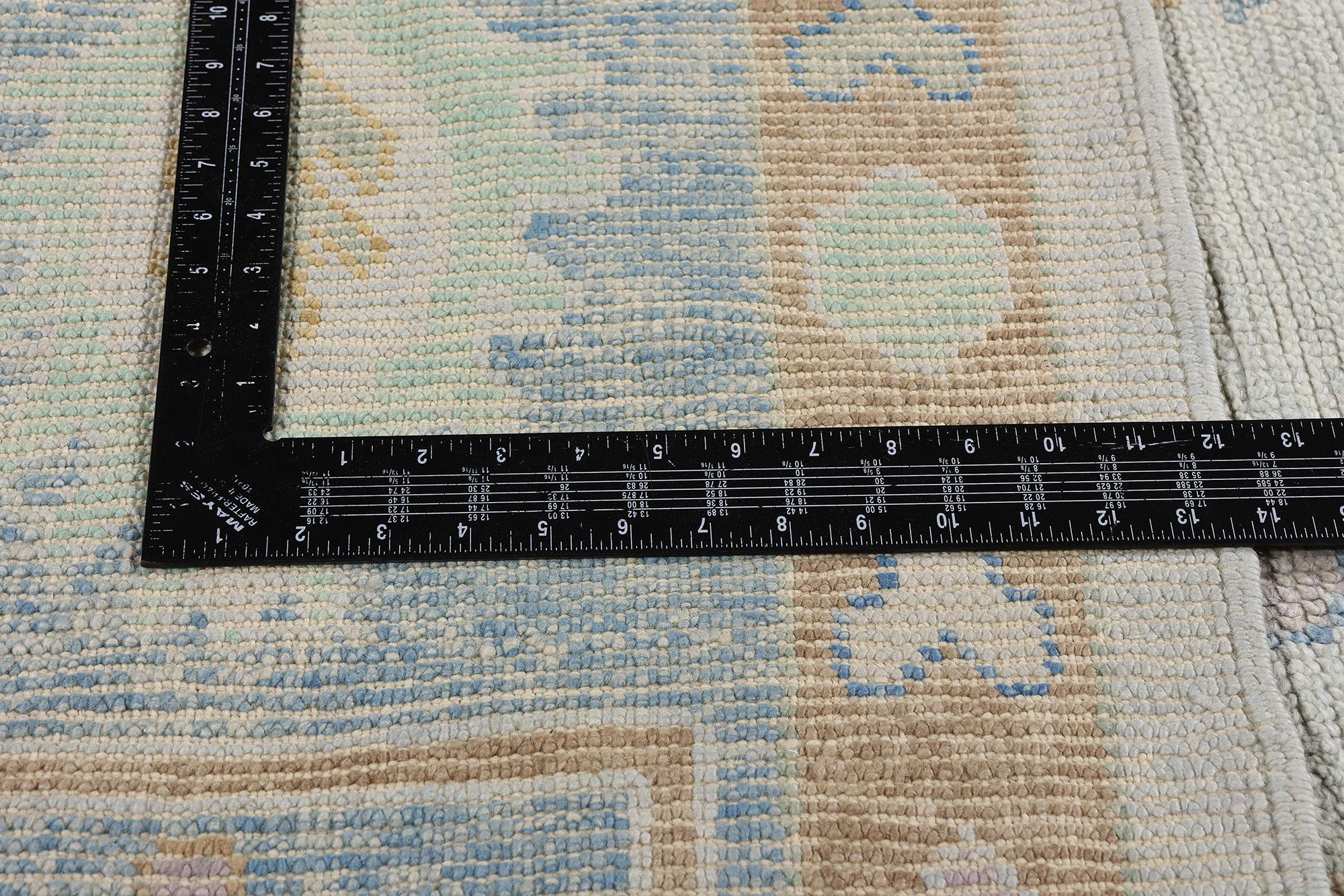 Turc New Modern Blue & Light Gray Turkish Oushak Carpet with Contemporary Style (Nouveau tapis turc Oushak moderne bleu et gris clair de style contemporain) en vente