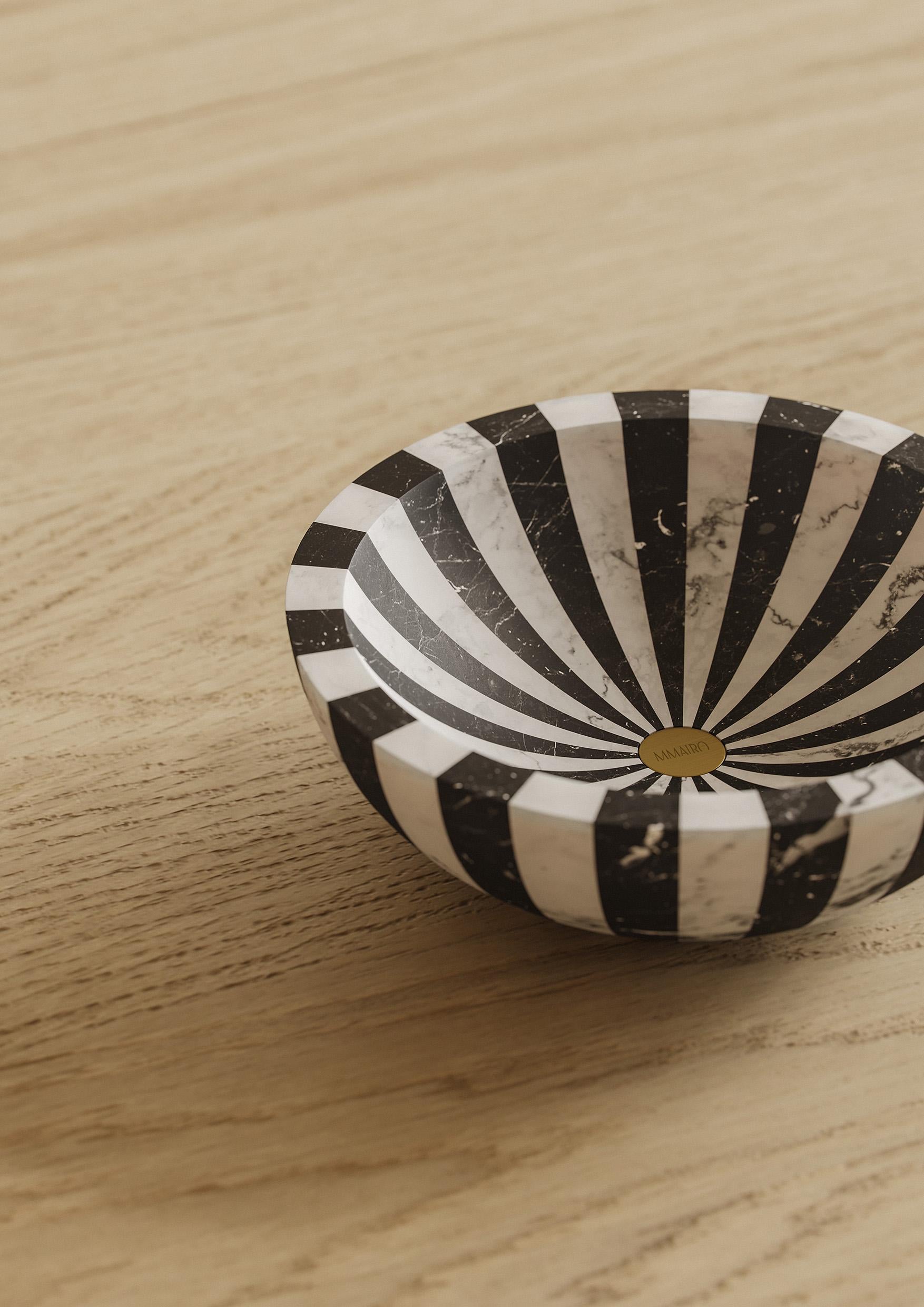 Bol S en marbre blanc Michelangelo et noir Marquinia 
Disponible également en version L, et avec un mécanisme de rotation

Les rayures hypnotiques noires et blanches de la nouvelle collection Nova, conçue par Jacopo Simonetti, offrent un moyen