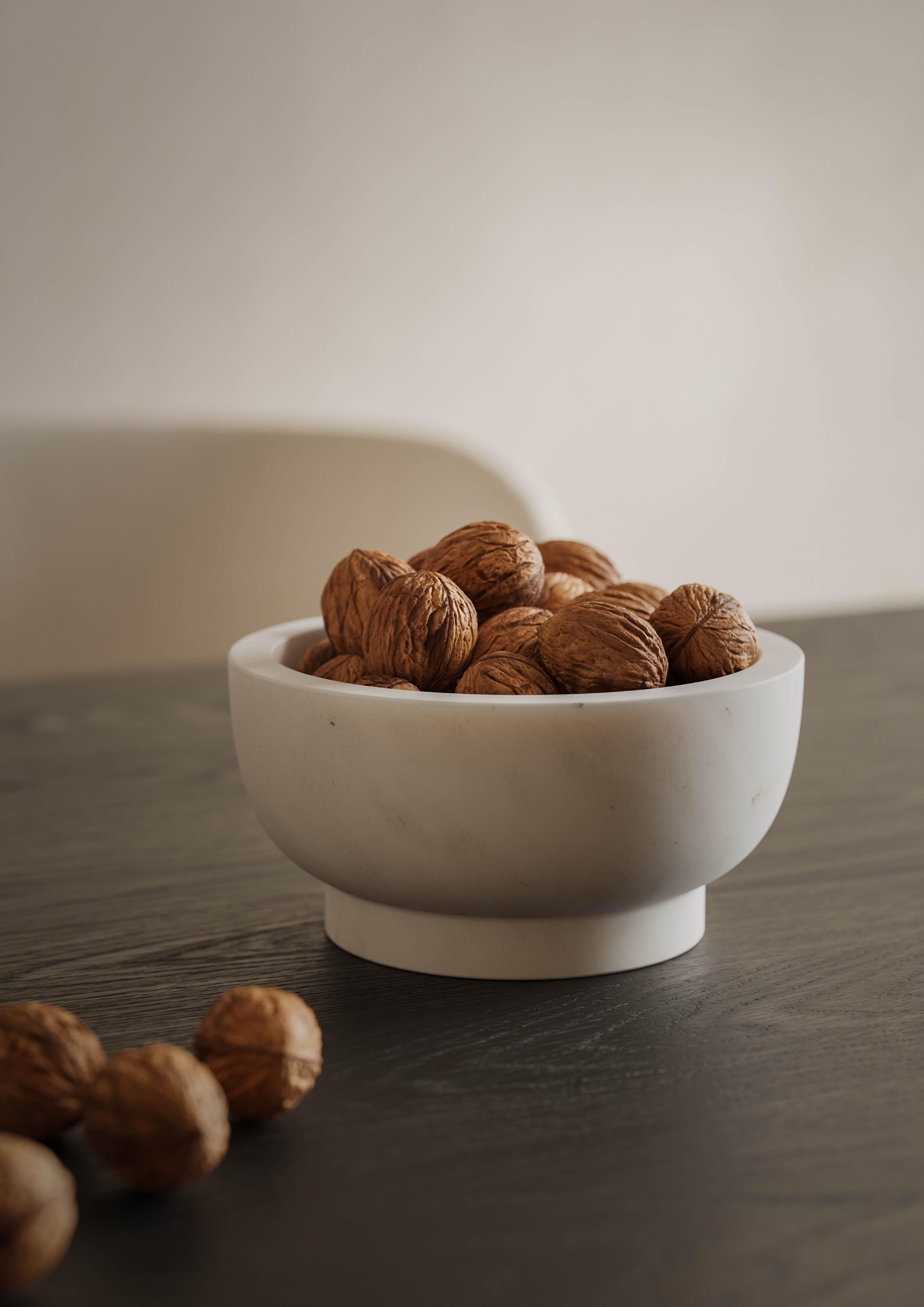 Dalle cucine stellari alla tavola. La ciotola della memoria è un ricordo ancestrale, un simbolo della relazione vitale tra le persone e il cibo. È necessario che sia perfetto per servire zuppe, macedonie o frutta secca. Dimensioni: 17 x 8,5,