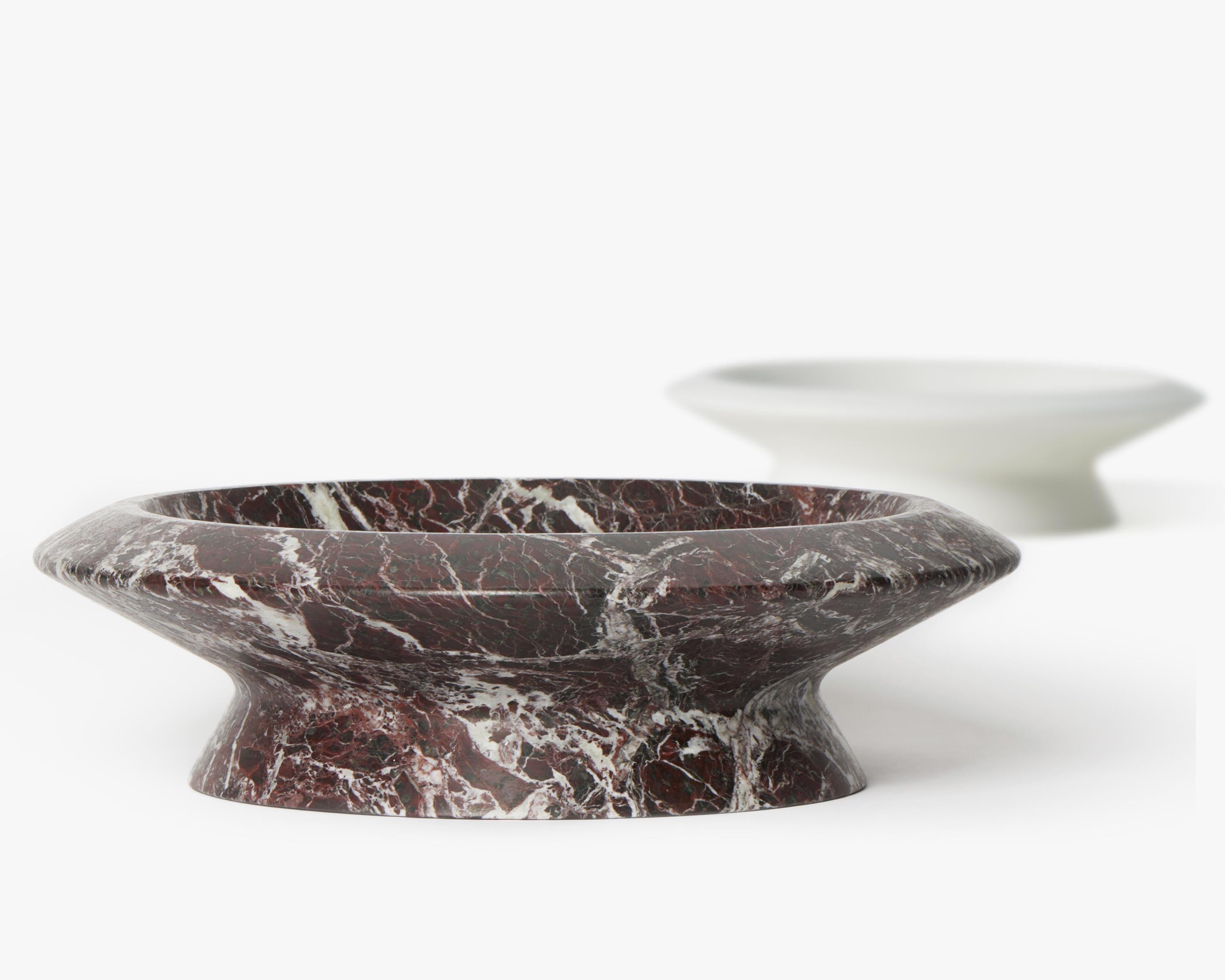 Scultoreo, bianco brillante, ben definito e multiforme. Colominas ha creato un servizio da tavola ispirato alle linee morbide di Angelo Mangiarotti, esaltando la forma e la struttura degli oggetti che caratterizzano l'esplorazione di uno dei più
