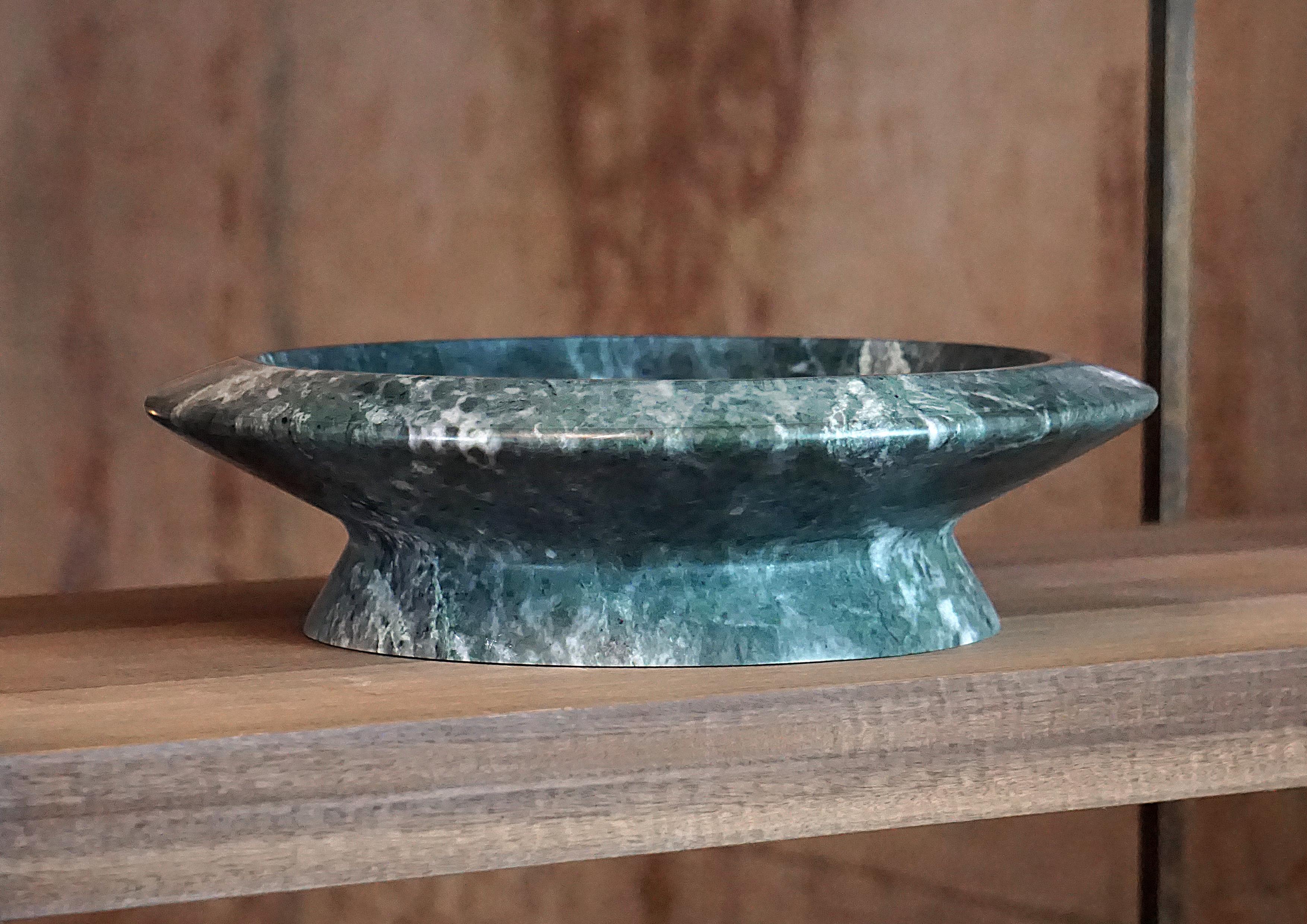 Escultural, de color blanco brillante, bien definido y con múltiples pliegues. Colominas ha creado un servicio de mesa inspirado en las suaves líneas de Angelo Mangiarotti, exaltando la forma y la estructura de los objetos que caracterizan la