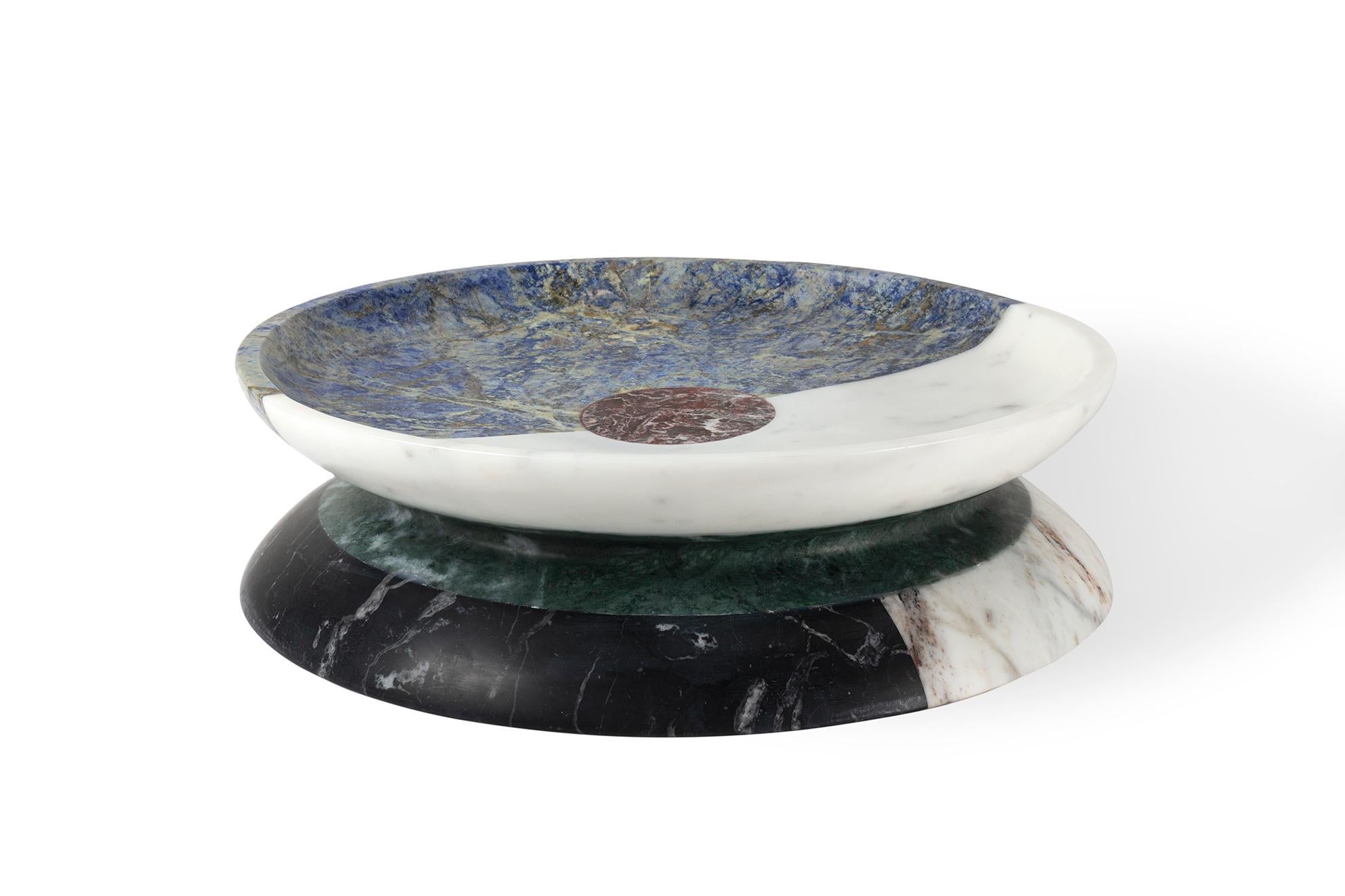 Centro de mesa en mármoles Negro Marquinia, Rojo Levanto, Blanco Michelangelo, Arabescato Vagli Filo Rosso, Verde Guatemala y Azul Sodalita.
Tamaño: 36 x 12 cm 14,2 x 4,7 in, acabado liso. Nombre comercial: Aldo, Colección Masters del diseñador