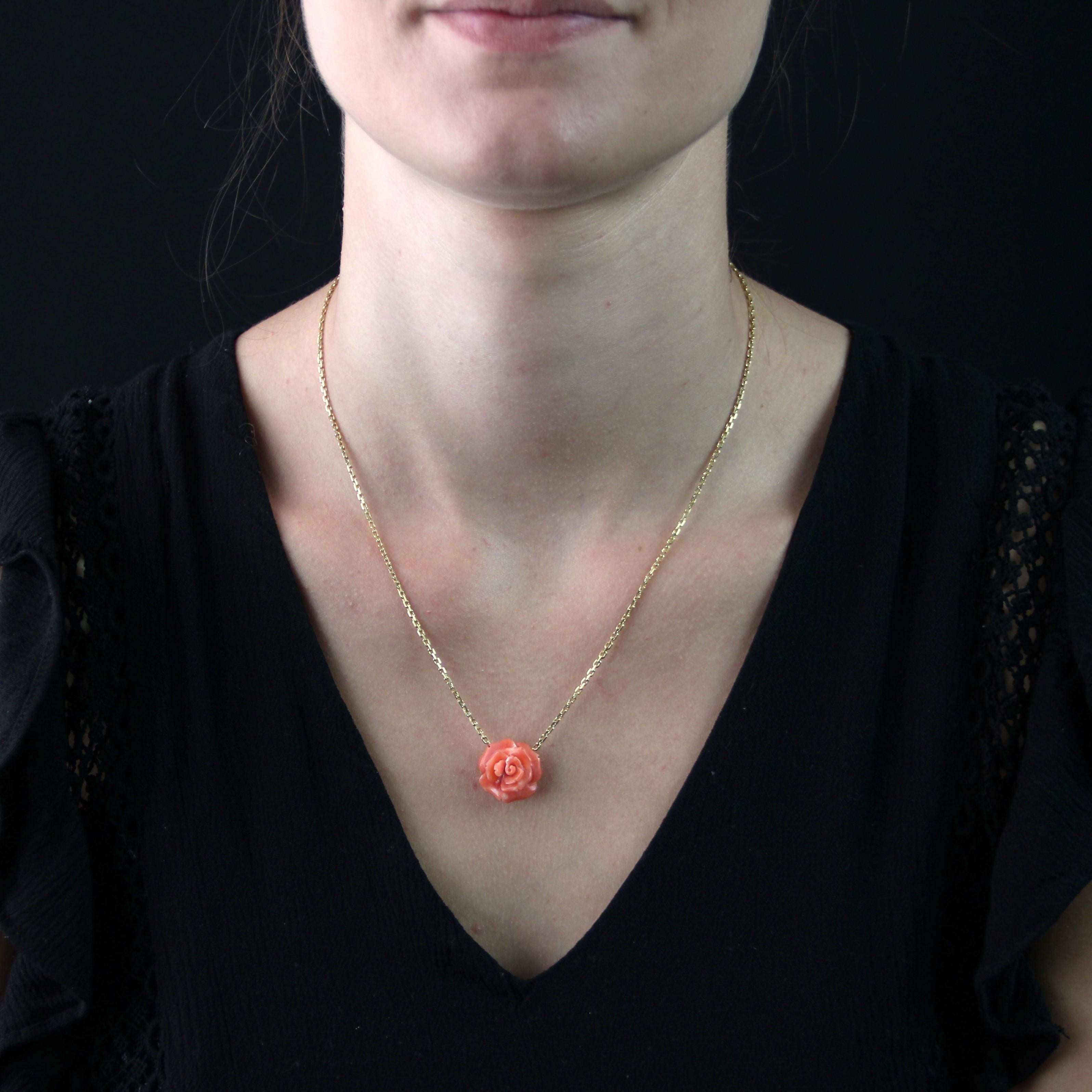 Halskette aus 18 Karat Gelbgold, Adlerkopfpunze.
Diese hinreißende Halskette besteht aus einer Sträflingskette, die mit einem Federring befestigt ist. Auf der Vorderseite ist eine Koralle in Form einer blühenden Rose angebracht.
Höhe des Anhängers: