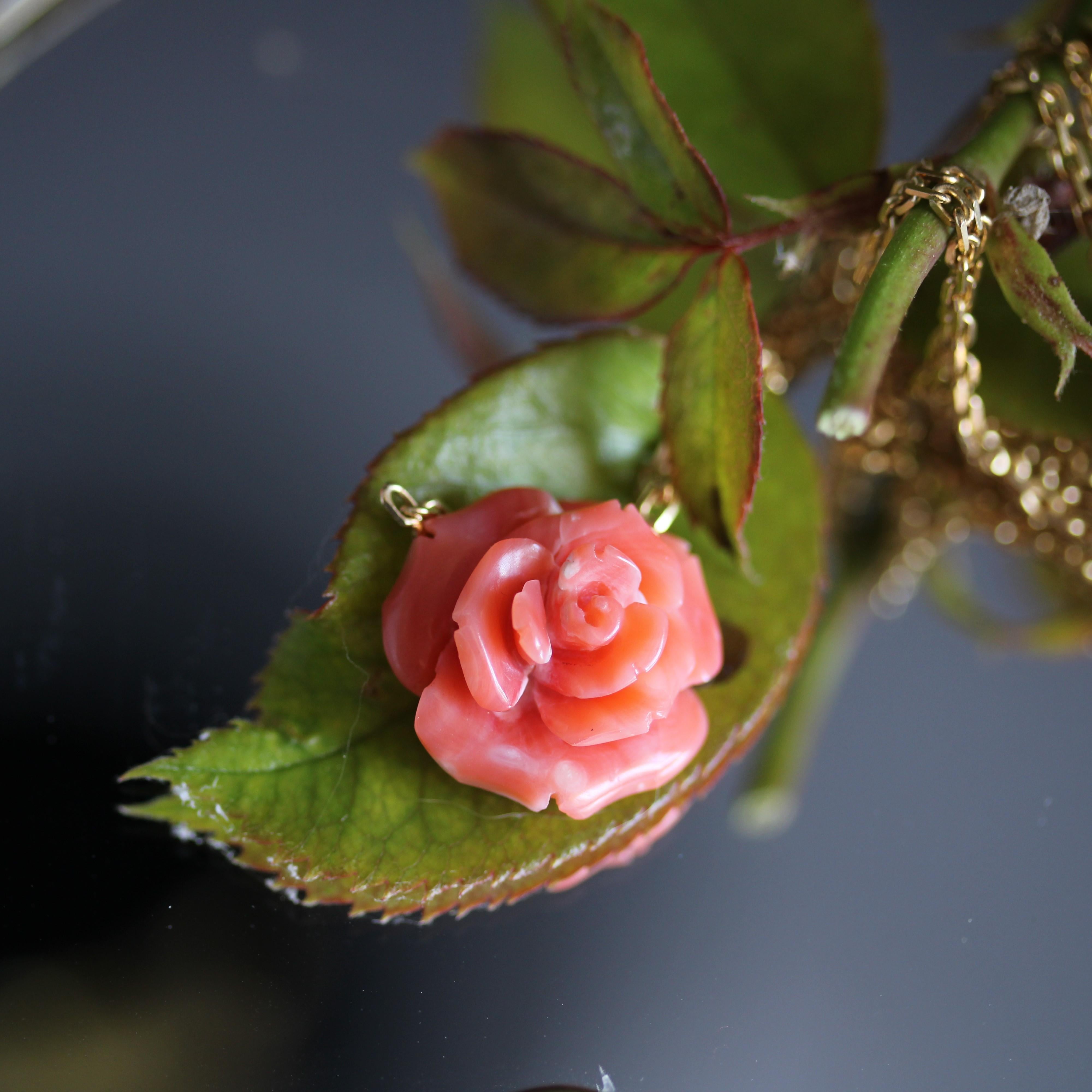 New Modern Coral Rose Shaped 18 Karat Gelbgold Halskette (Gemischter Schliff)