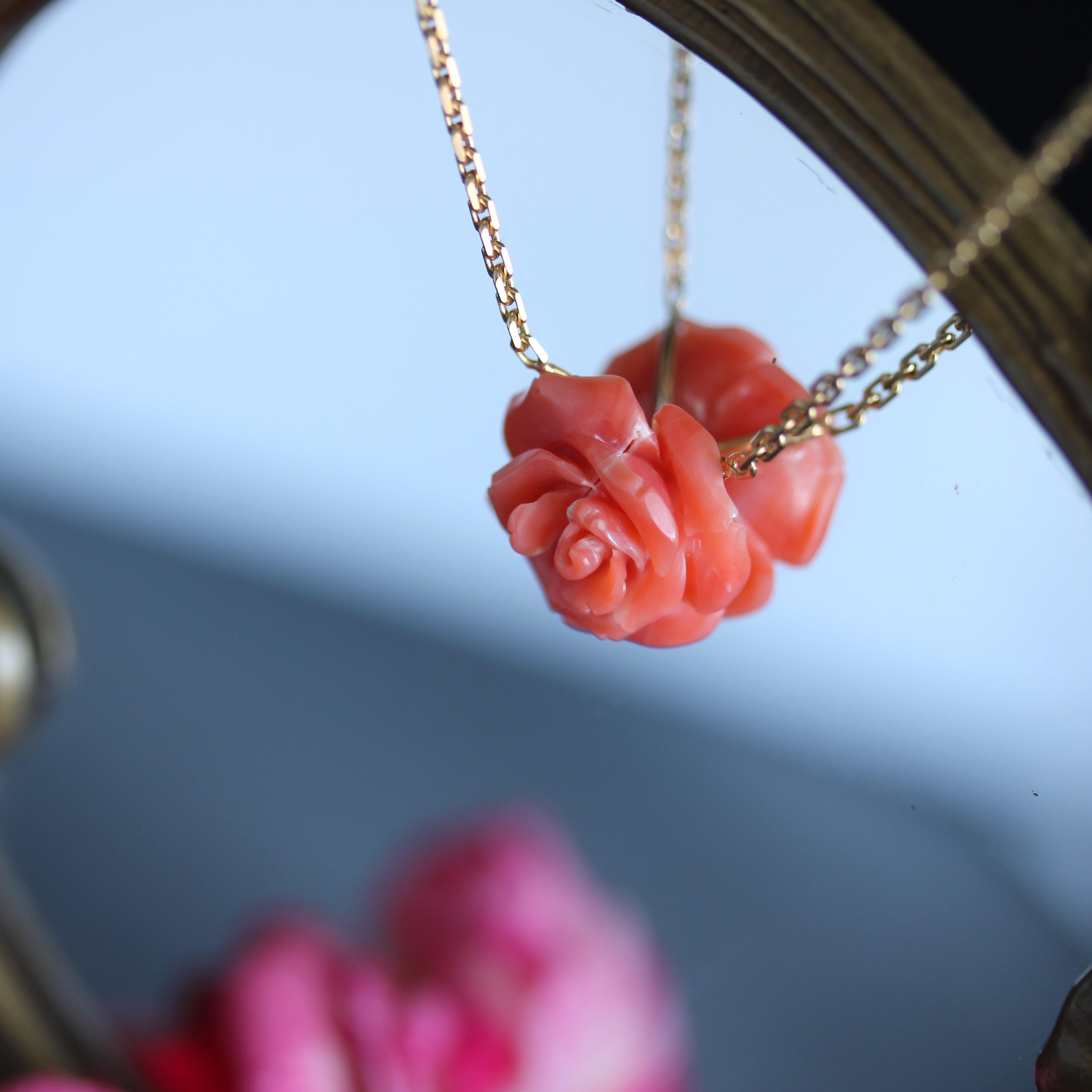 New Modern Coral Rose Shaped 18 Karat Gelbgold Halskette 2
