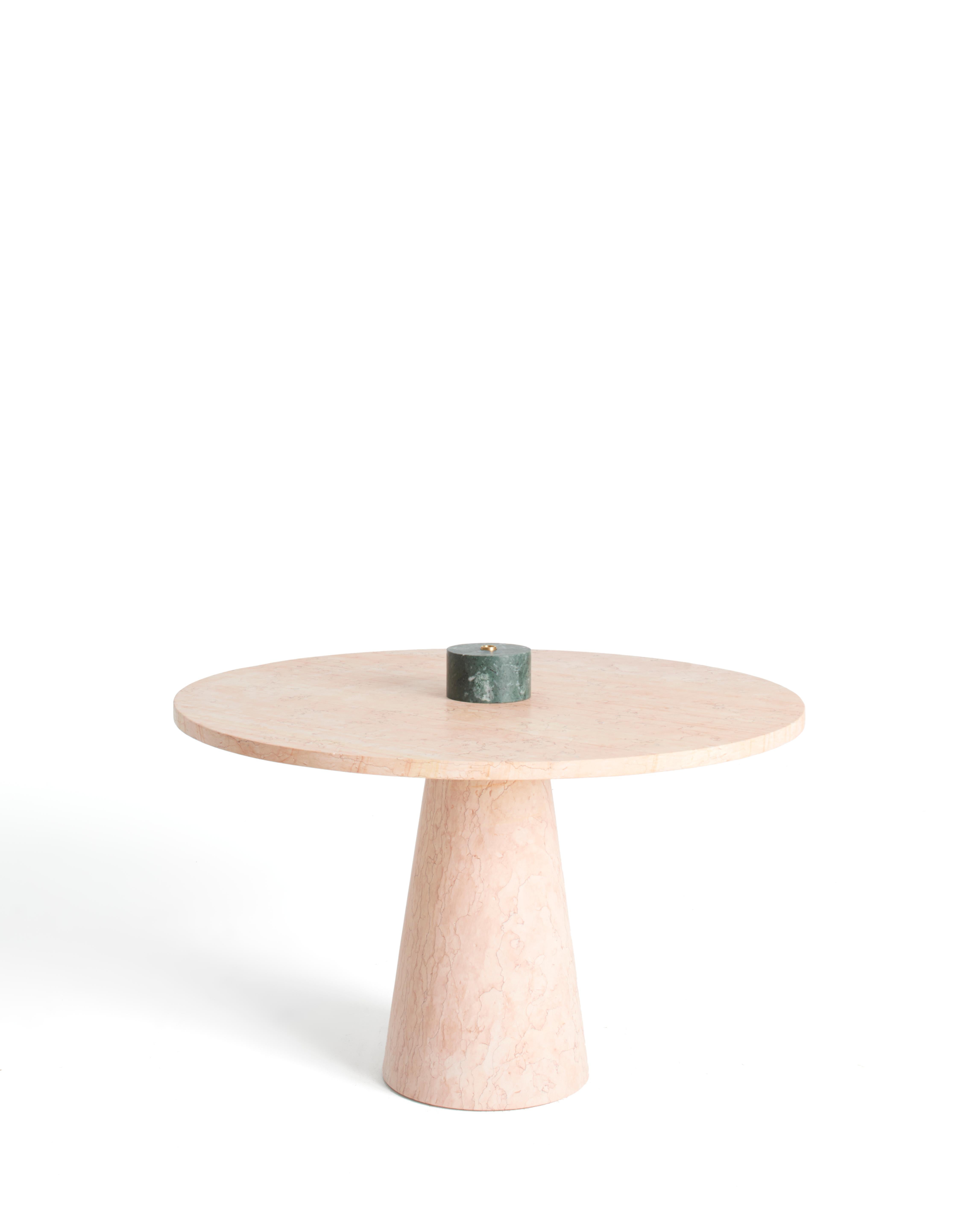 Moderner Esstisch aus Marmor, Designerin Karen Chekerdjian im Zustand „Neu“ im Angebot in Milan, IT