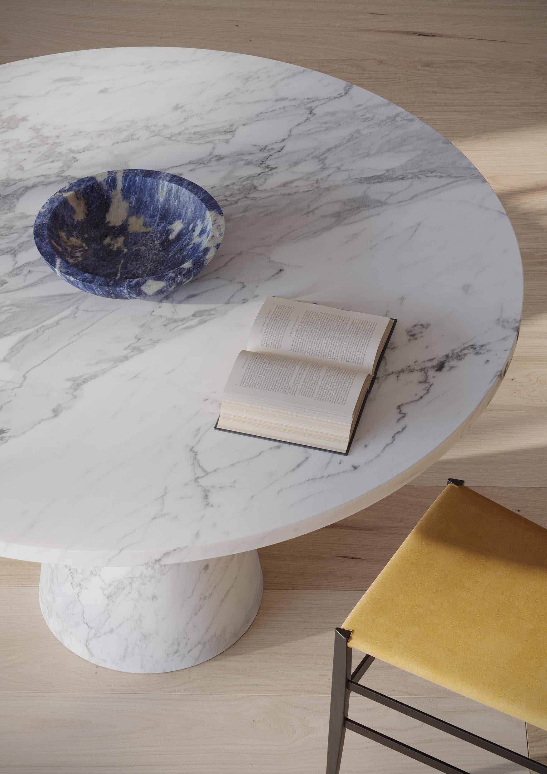 Italiano Nuovo Tavolo da Pranzo Moderno in Marmo Bianco, Creatore Karen Chekerdjian in vendita