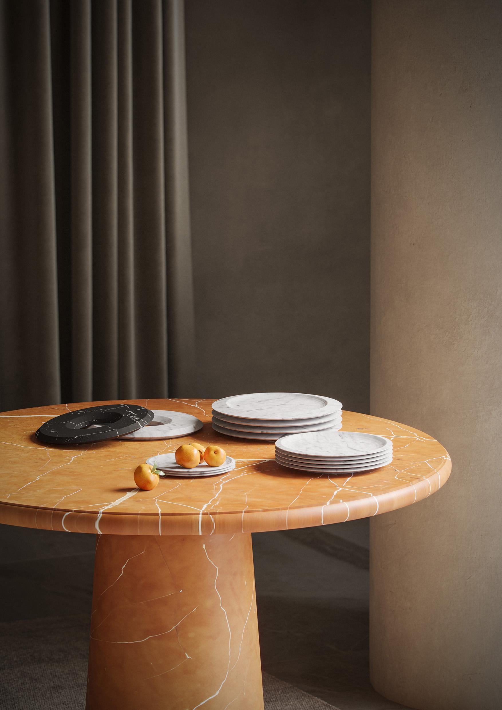 Sculptural, bright white, well-defined and multi-fold. Colominas has created a table service inspired by Angelo Mangiarotti’s soft lines, exalting the shape and structure of objects that characterize the exploration of one of the greatest pleasures