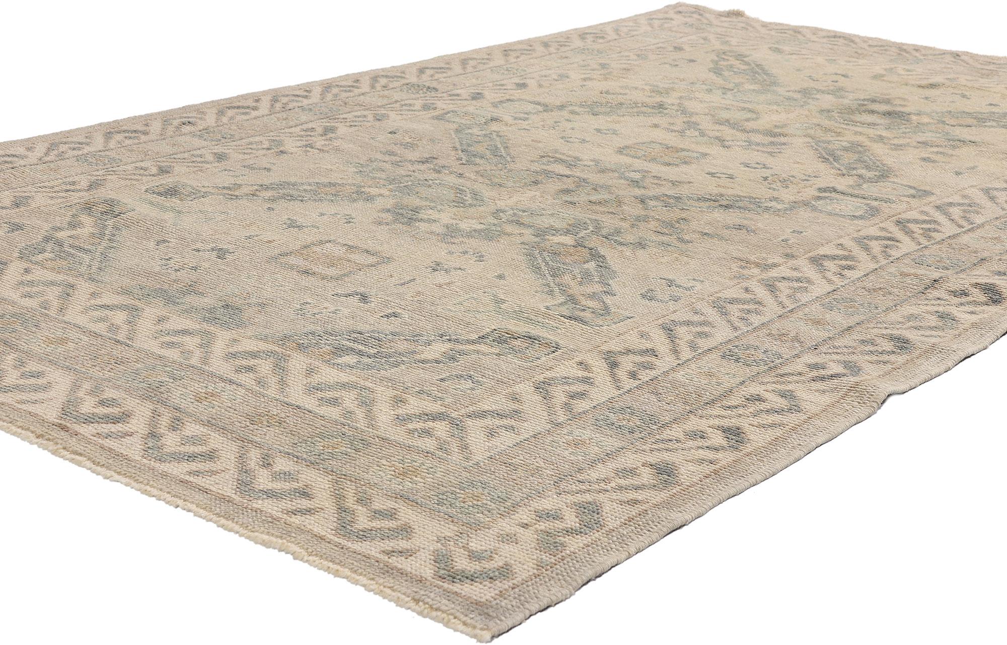54023 New Modern Earth-Tone Turkish Oushak Rug, 05'00 x 08'01. Verwurzelt in der jahrhundertealten anatolischen Webtradition, verkörpert dieser moderne türkische Oushak-Teppich aus handgeknüpfter Wolle ein raffiniertes Gleichgewicht zwischen