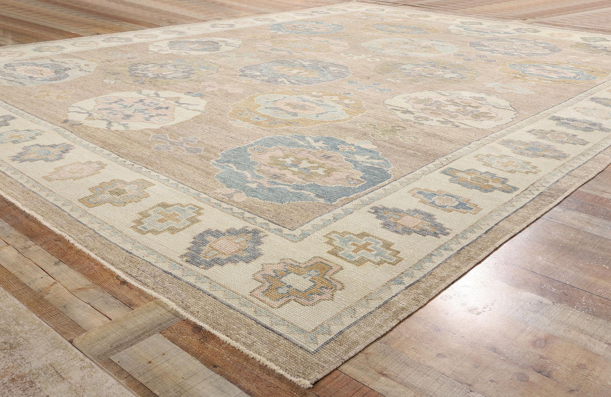 Neuer moderner türkischer Oushak-Teppich in Erdtönen mit traditionellem Stil (Wolle) im Angebot