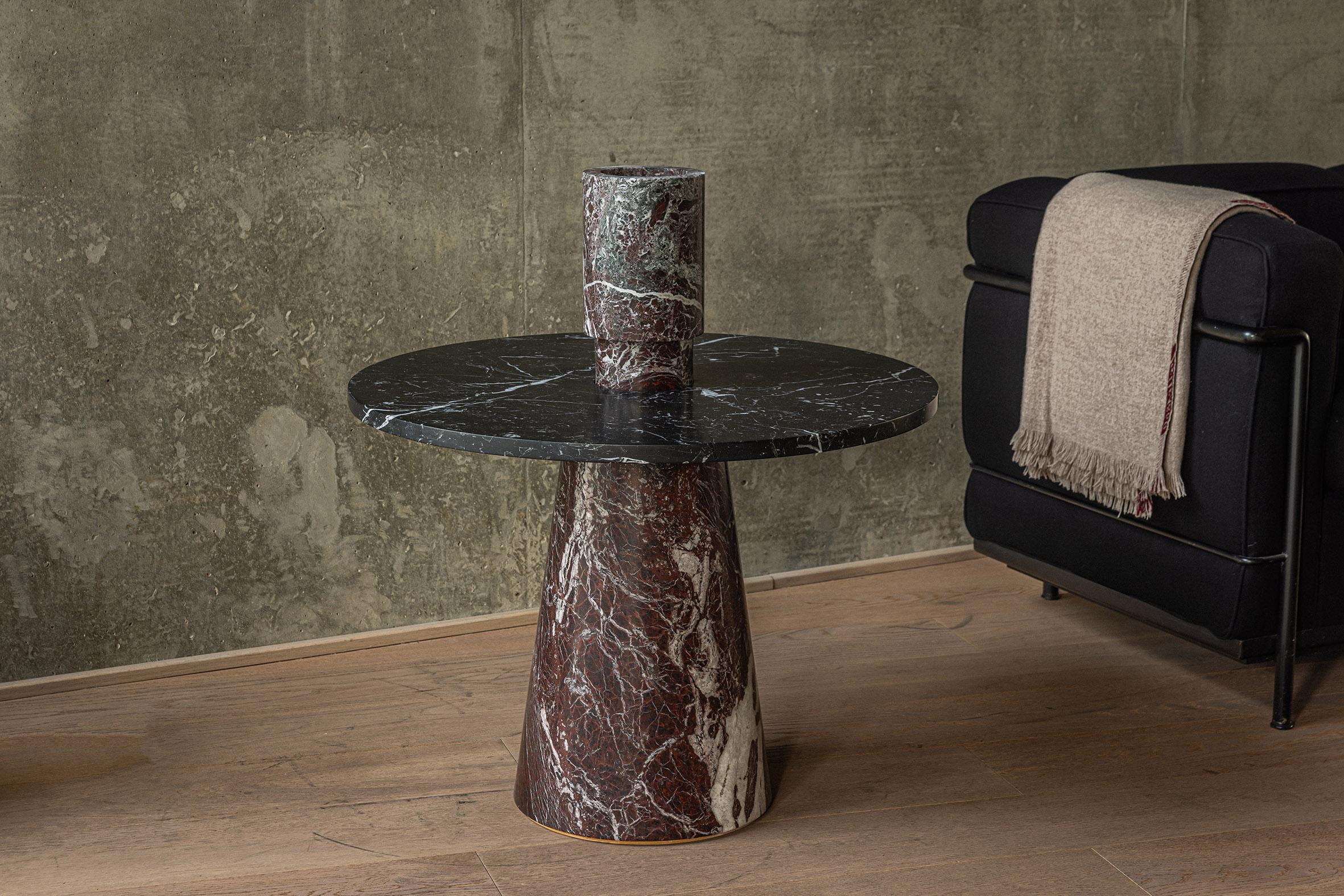 Italiano Nuovo vaso da fiori moderno in marmo nero, creazione Karen Chekerdjian Stock in vendita