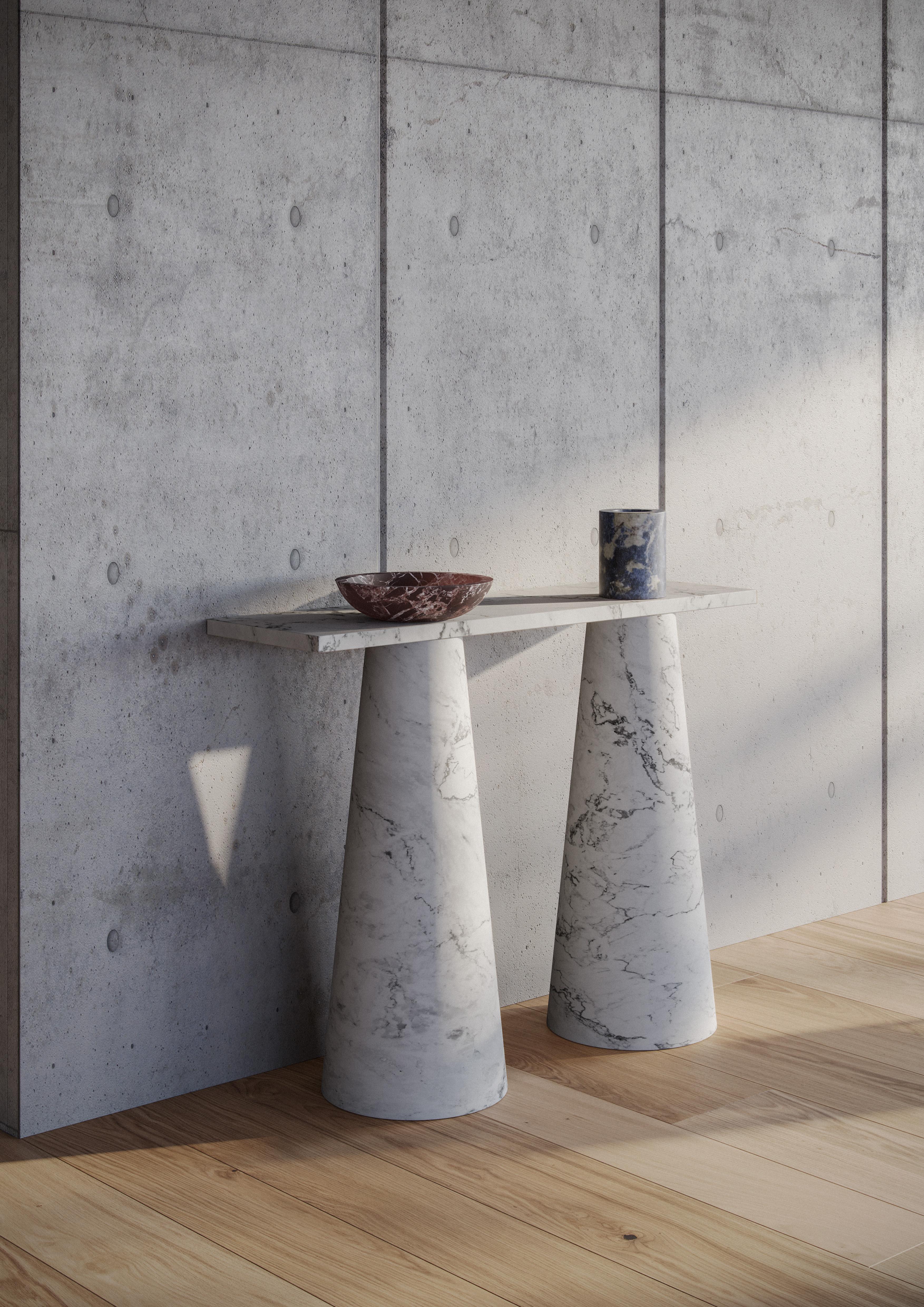 Italiano Nuovo vaso da fiori moderno in marmo blu, creazione Karen Chekerdjian Stock in vendita