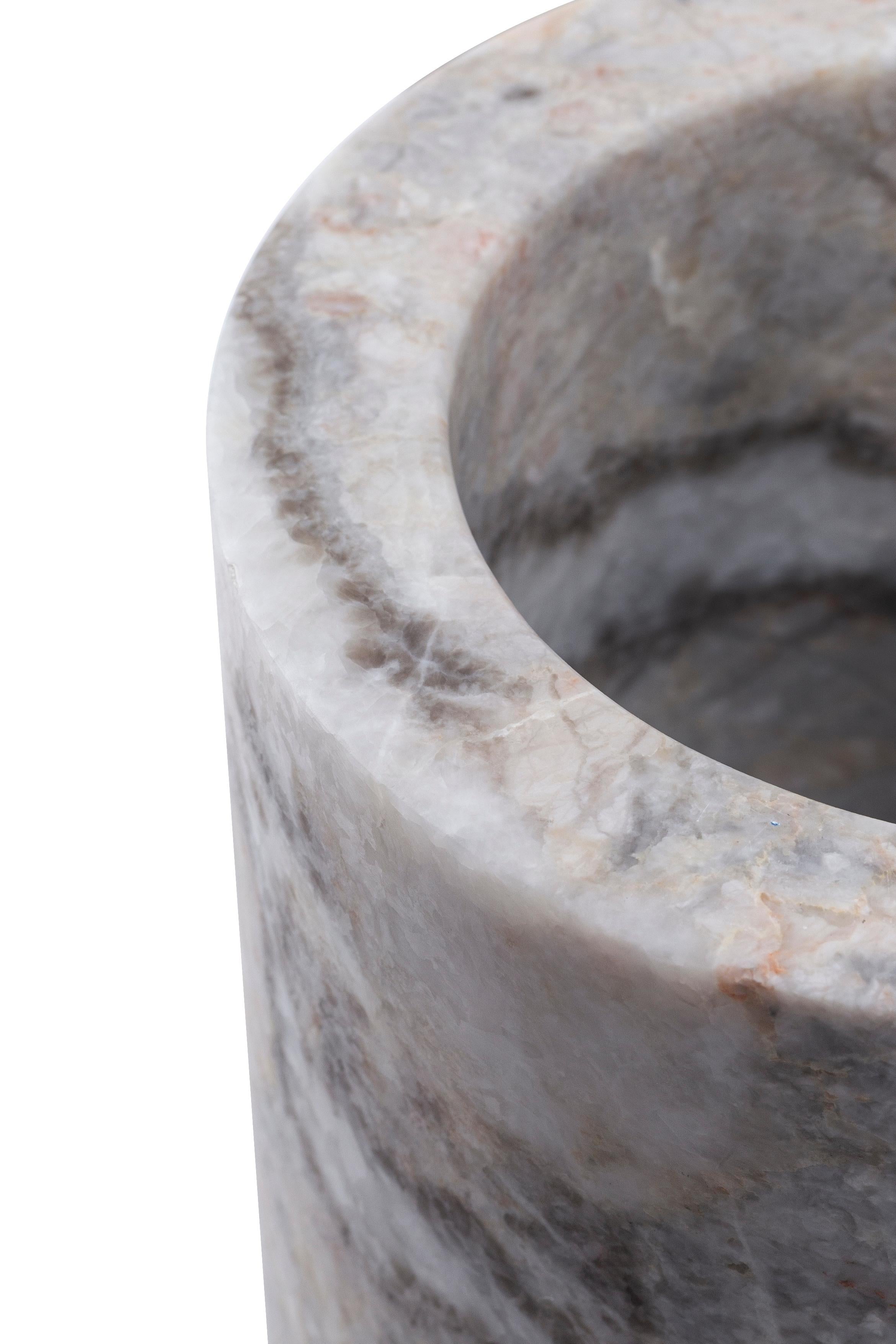 italien Nouveau vase à fleurs moderne en marbre, de la créatrice Karen Chekerdjian en vente