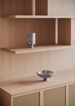 Nuovo vaso da fiori moderno in marmo, creatore Karen Chekerdjian, stock