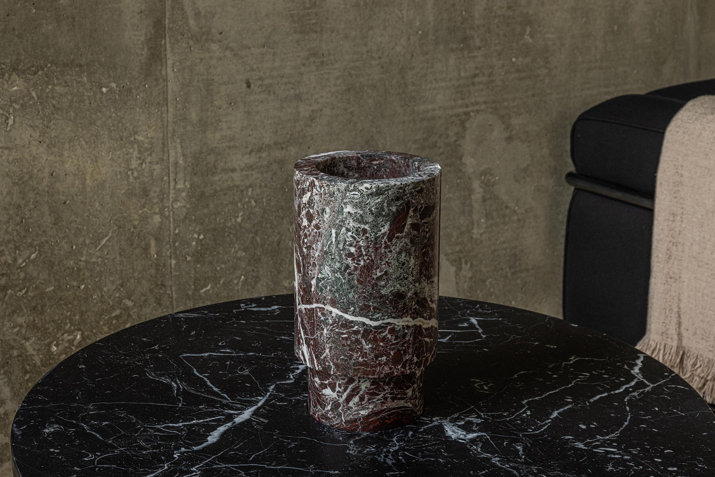 XXI secolo e contemporaneo Nuovo vaso da fiori moderno in marmo rosso, creatore Karen Chekerdjian Stock in vendita