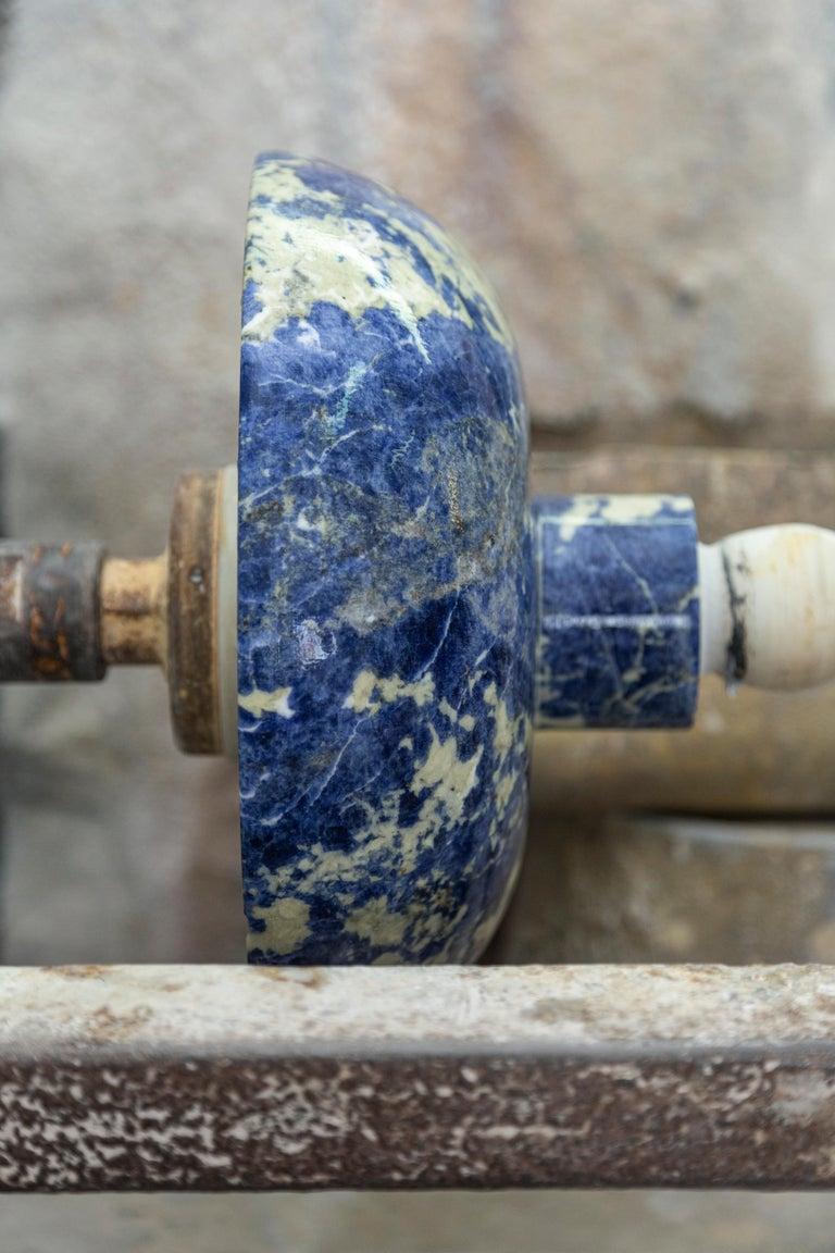 Moderne Obstschale aus blauem Marmor, Designerin Karen Chekerdjian (21. Jahrhundert und zeitgenössisch) im Angebot