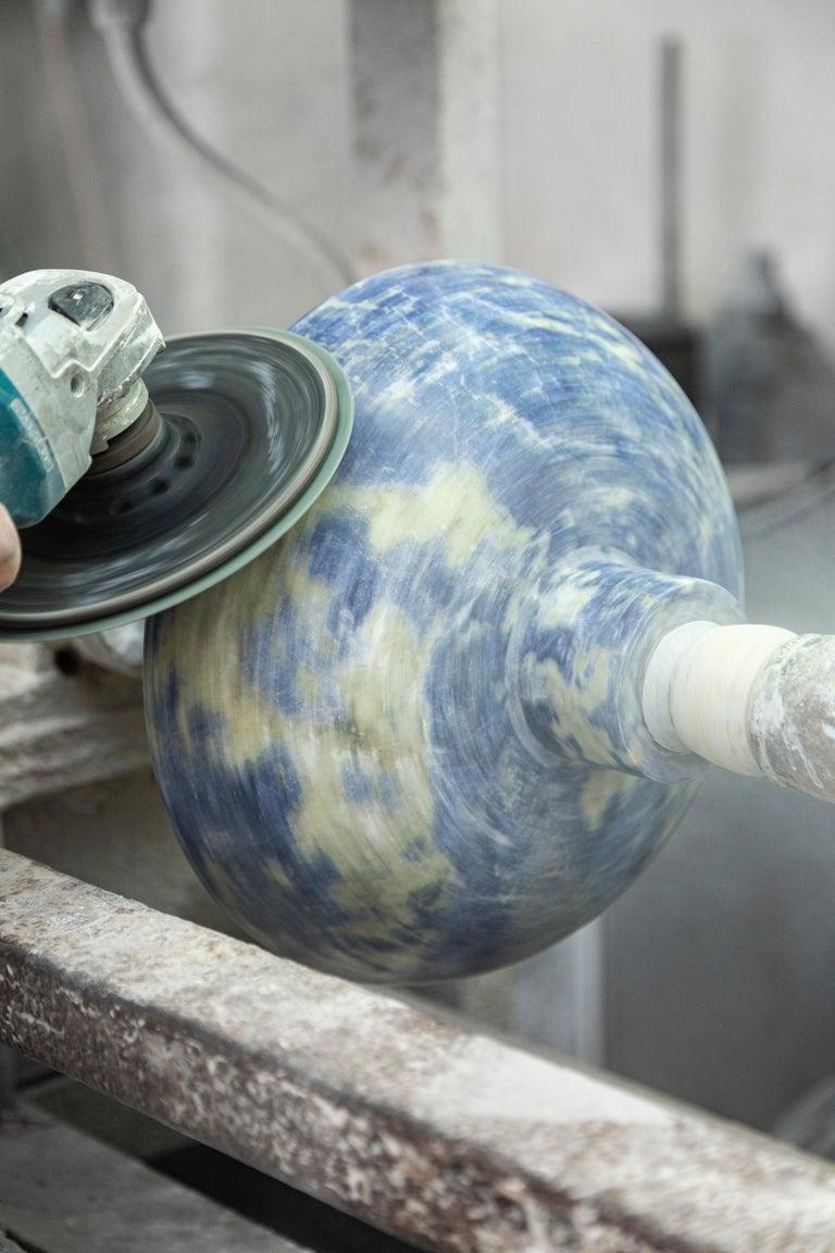 Moderne Obstschale aus blauem Marmor, Designerin Karen Chekerdjian im Angebot 1